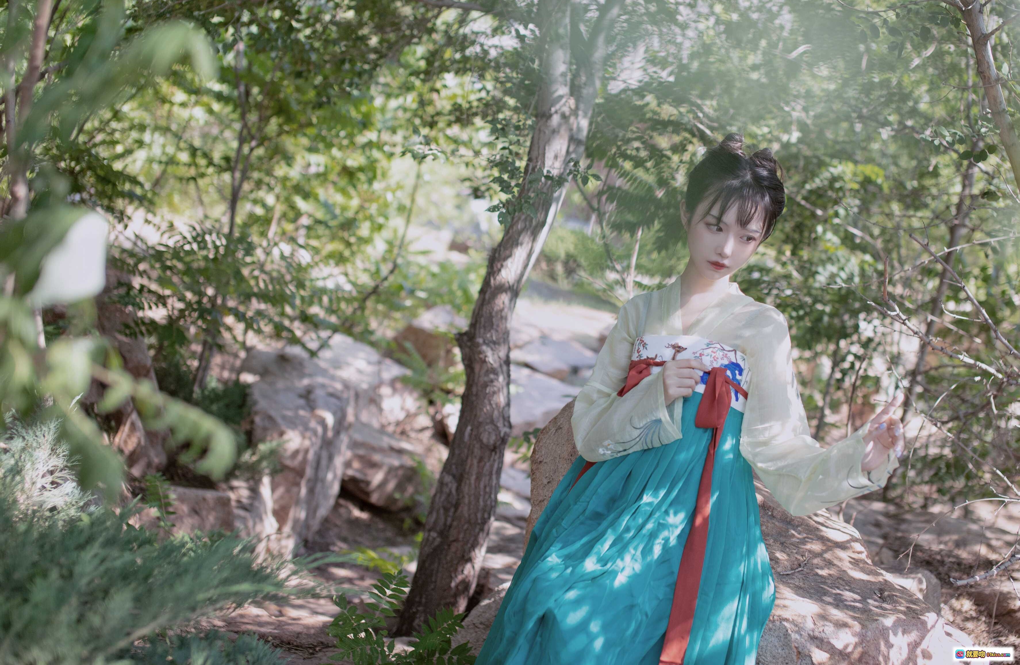 图片[10] - Shika小鹿鹿NO.062中秋古风写真｜汉服少女持竹扇｜青绿裙装鹿纹腰带｜自然光柔美氛围感人像 - 就要吻