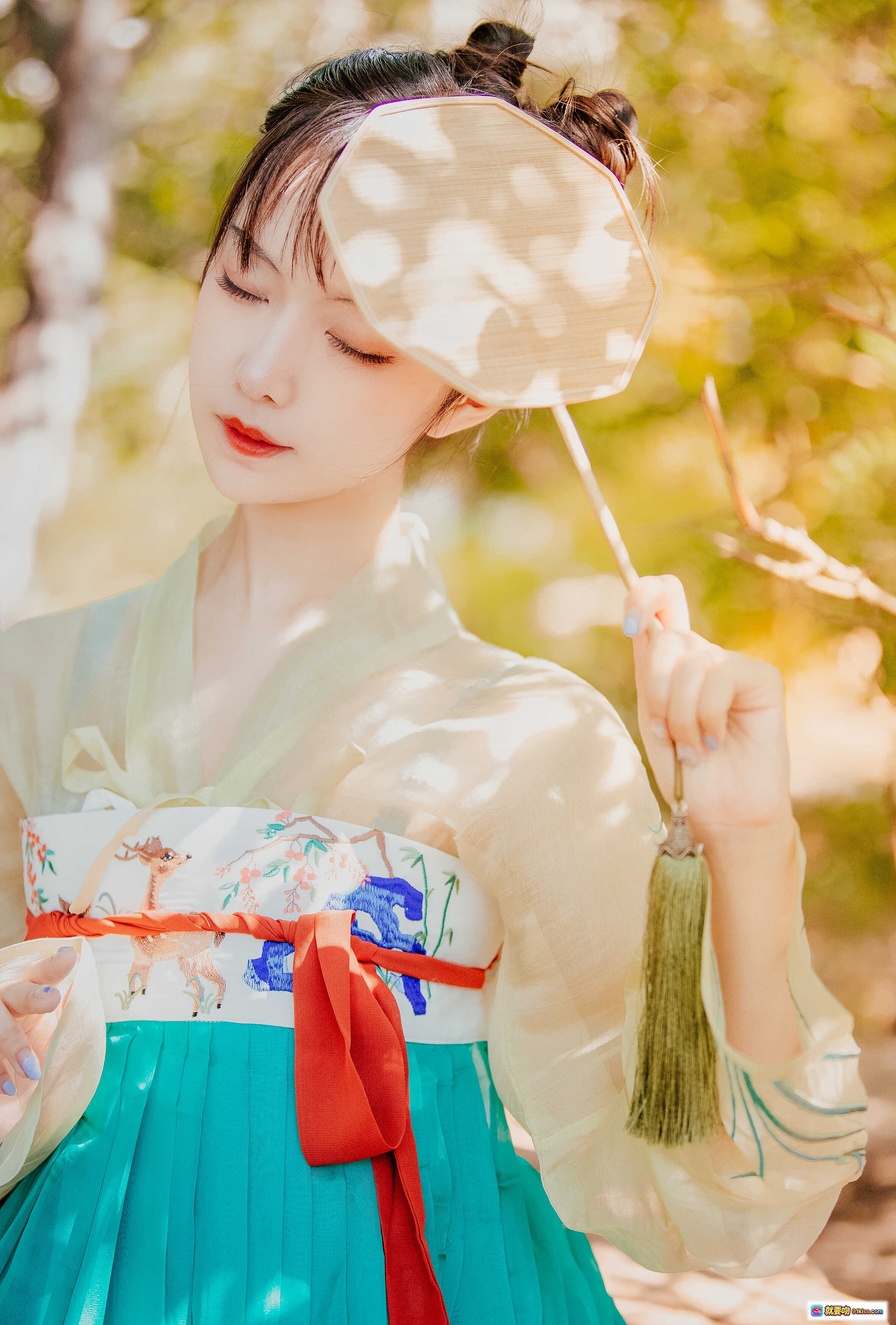 图片[4] - Shika小鹿鹿NO.062中秋古风写真｜汉服少女持竹扇｜青绿裙装鹿纹腰带｜自然光柔美氛围感人像 - 就要吻