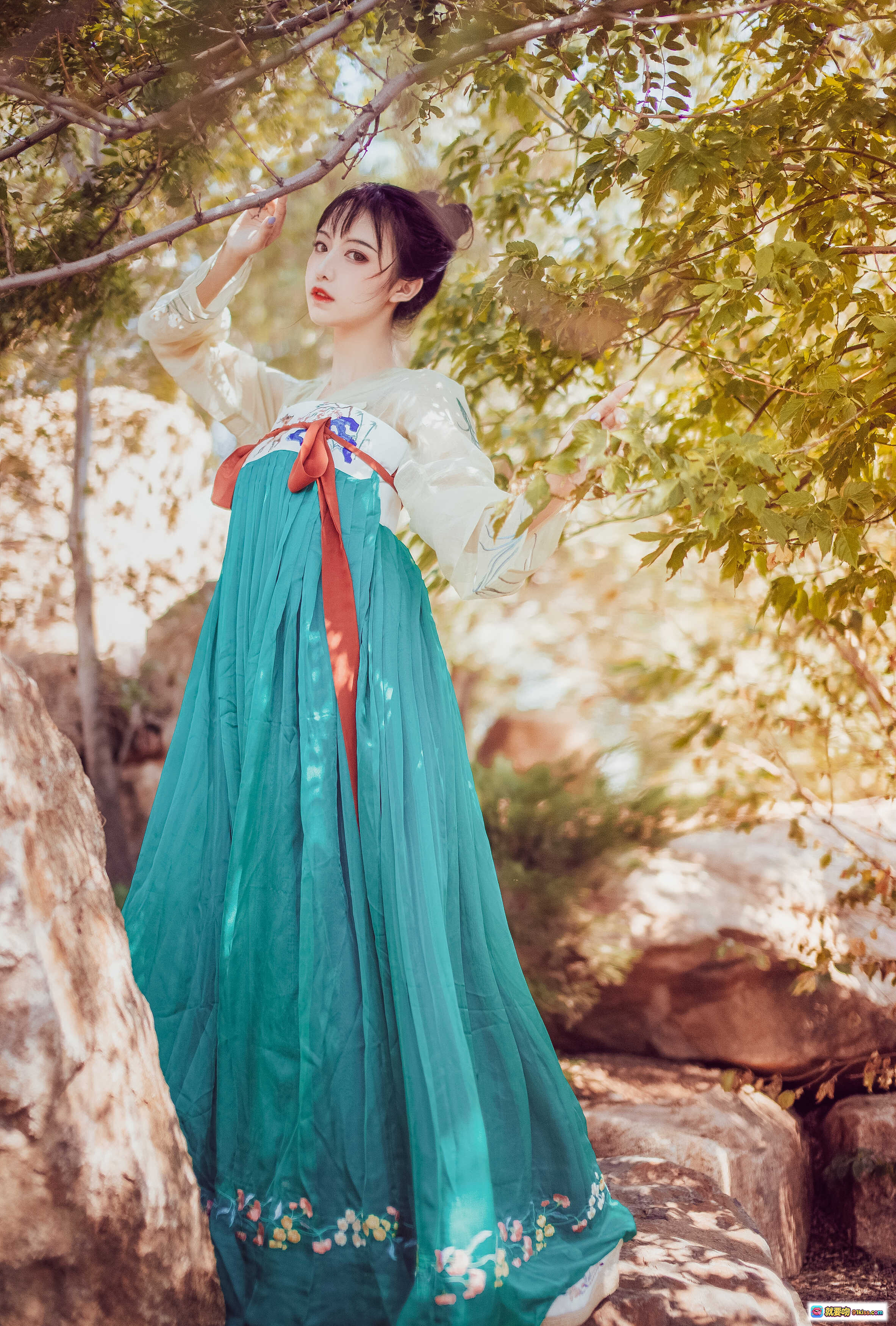 图片[8] - Shika小鹿鹿NO.062中秋古风写真｜汉服少女持竹扇｜青绿裙装鹿纹腰带｜自然光柔美氛围感人像 - 就要吻