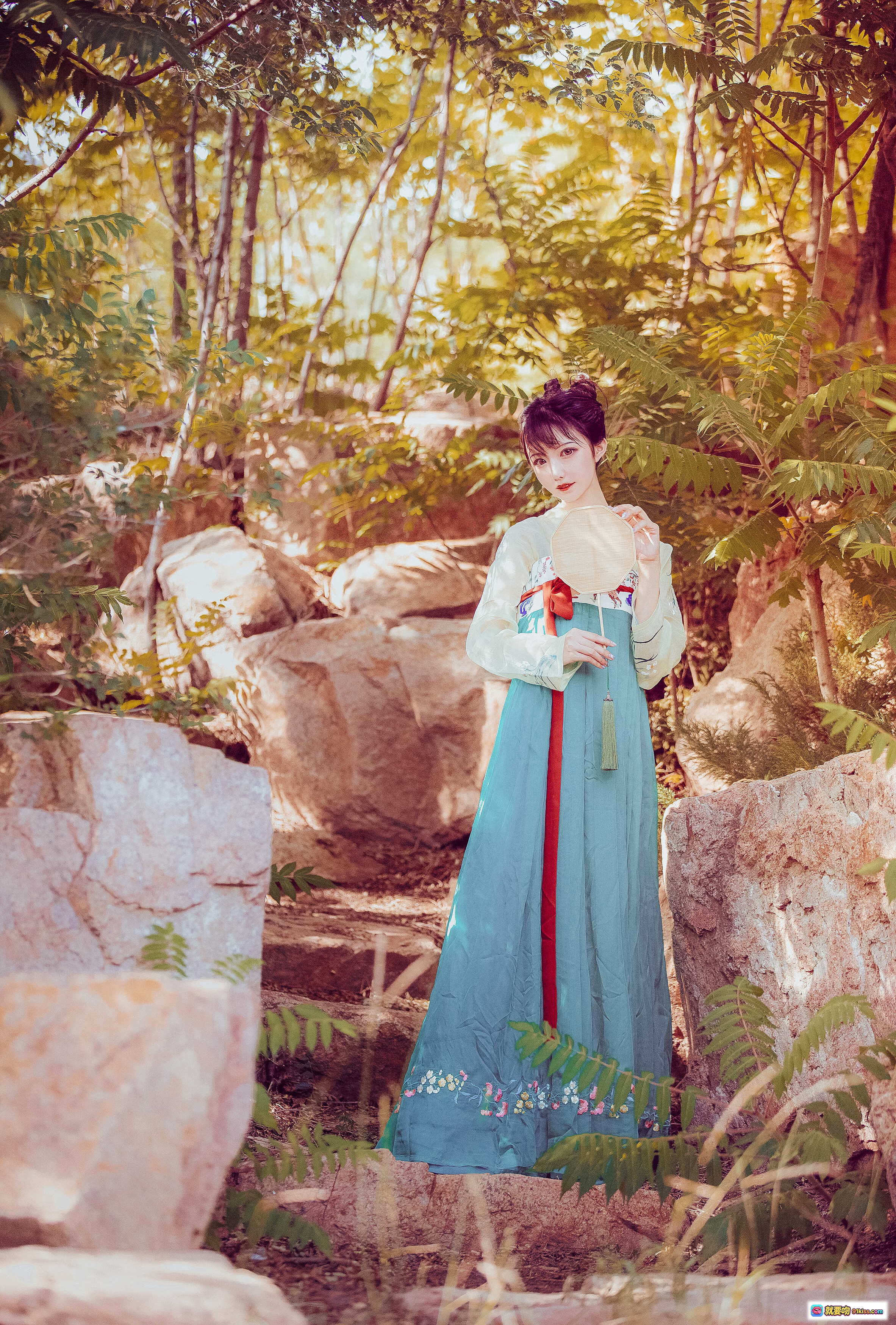 图片[7] - Shika小鹿鹿NO.062中秋古风写真｜汉服少女持竹扇｜青绿裙装鹿纹腰带｜自然光柔美氛围感人像 - 就要吻