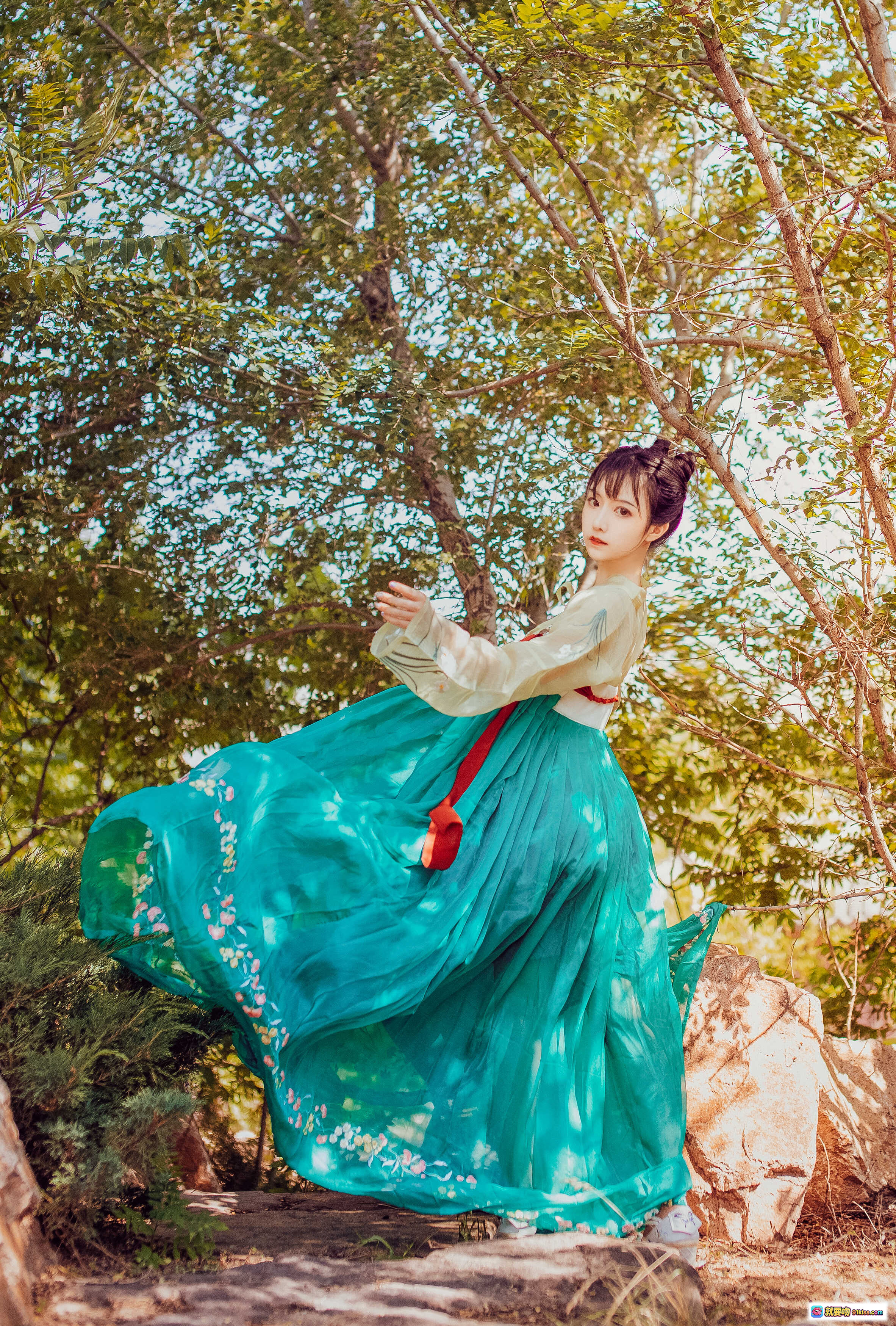 图片[6] - Shika小鹿鹿NO.062中秋古风写真｜汉服少女持竹扇｜青绿裙装鹿纹腰带｜自然光柔美氛围感人像 - 就要吻