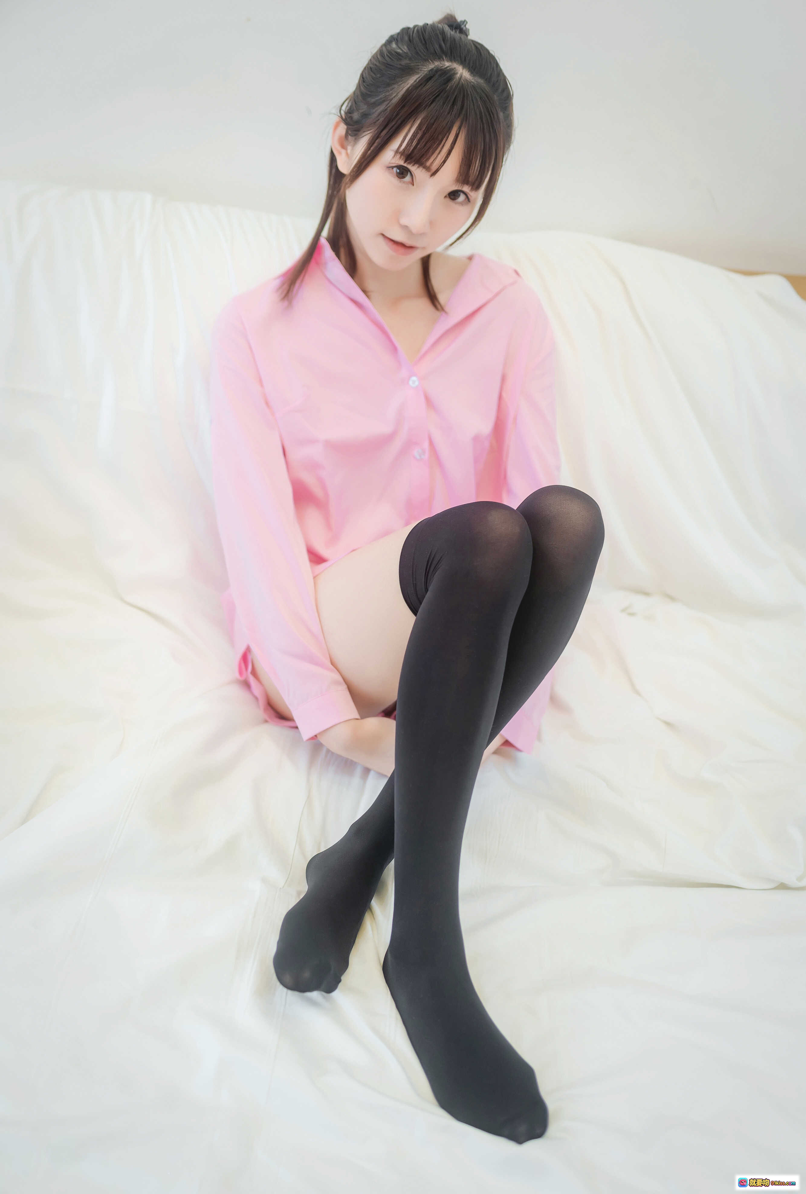 图片[1] - Kitaro绮太郎NO.014 粉色衬衫黑丝美腿少女床上写真 38P高清图集 - 就要吻