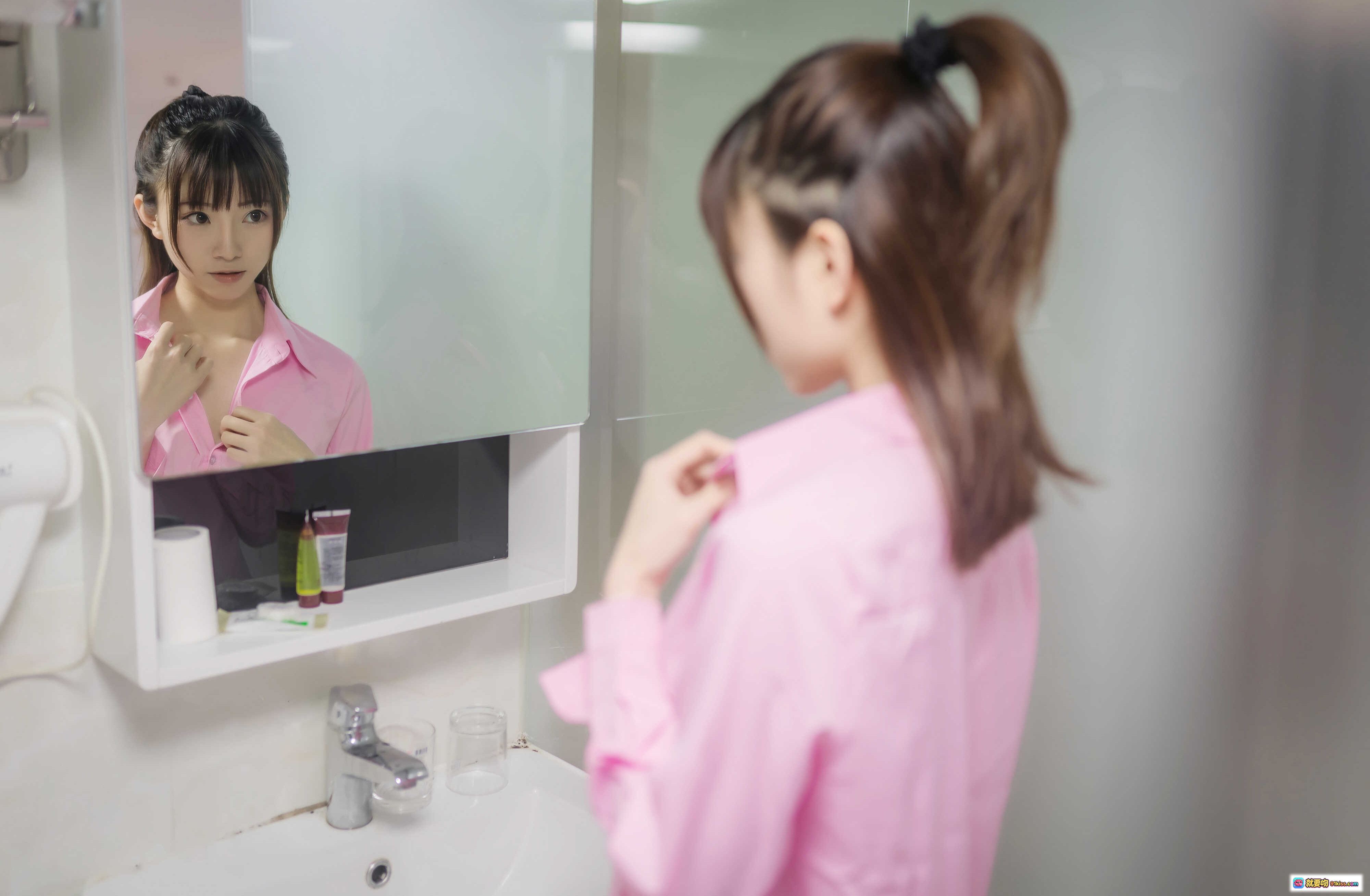 图片[4] - Kitaro绮太郎NO.014 粉色衬衫黑丝美腿少女床上写真 38P高清图集 - 就要吻