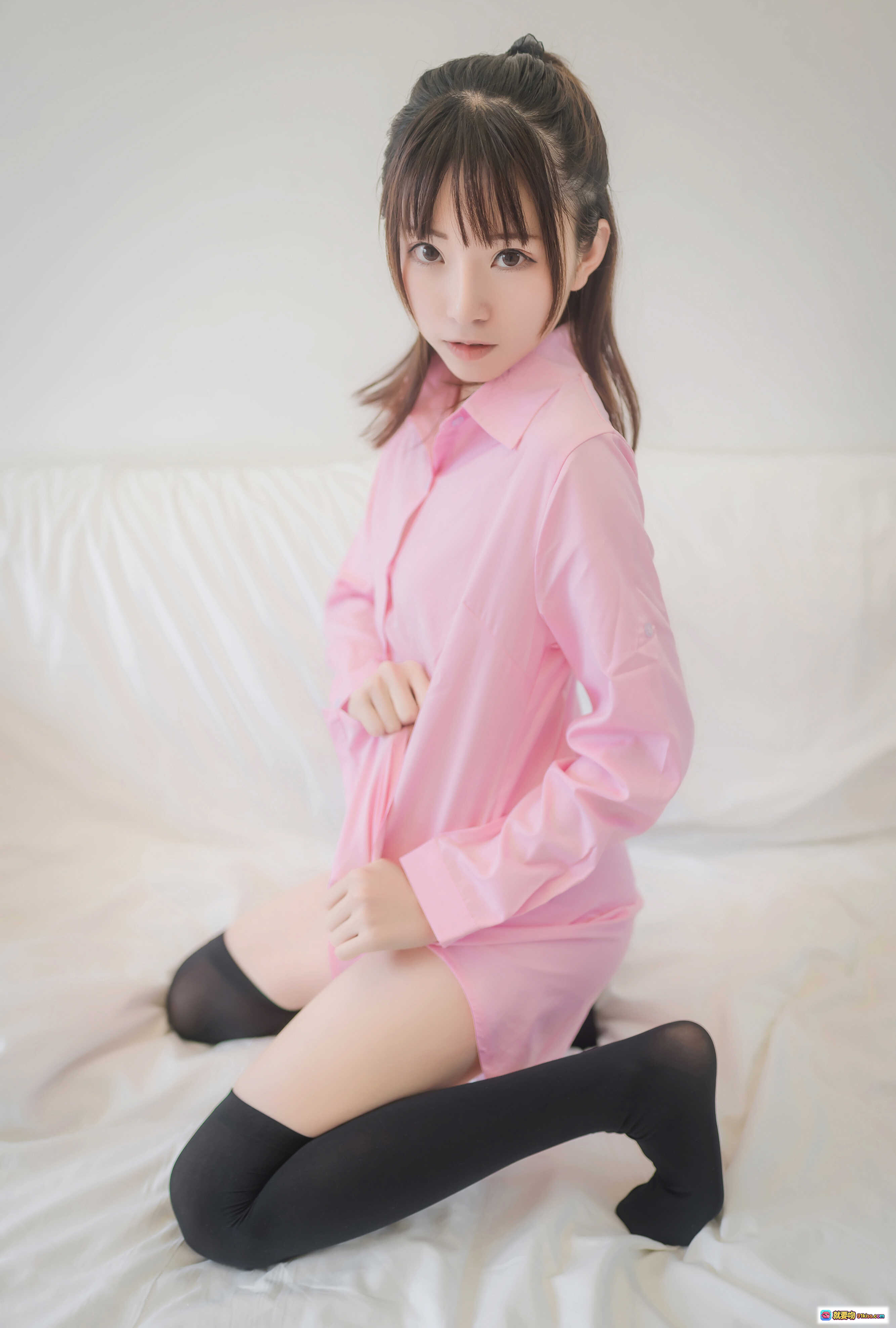 图片[10] - Kitaro绮太郎NO.014 粉色衬衫黑丝美腿少女床上写真 38P高清图集 - 就要吻