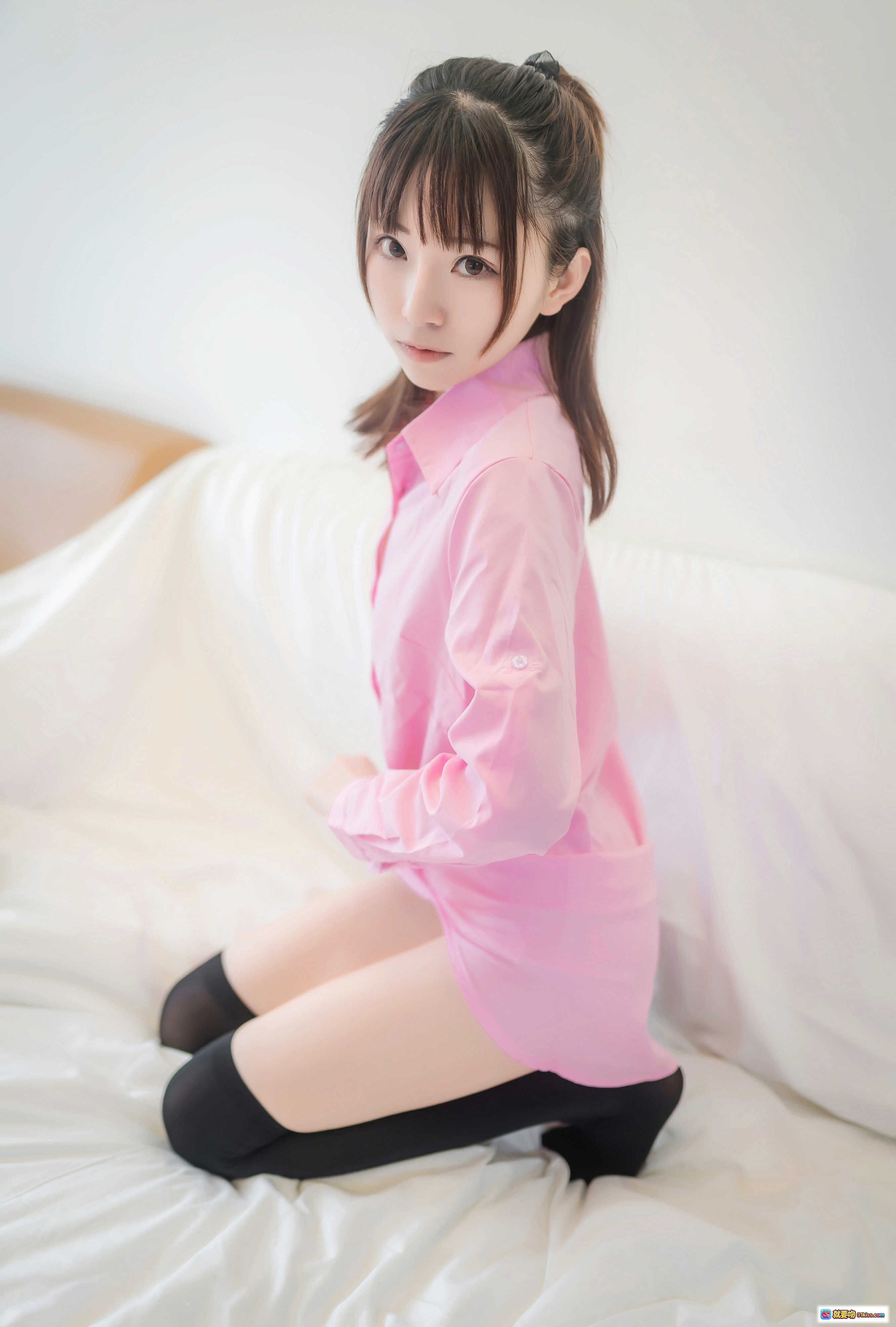 图片[9] - Kitaro绮太郎NO.014 粉色衬衫黑丝美腿少女床上写真 38P高清图集 - 就要吻