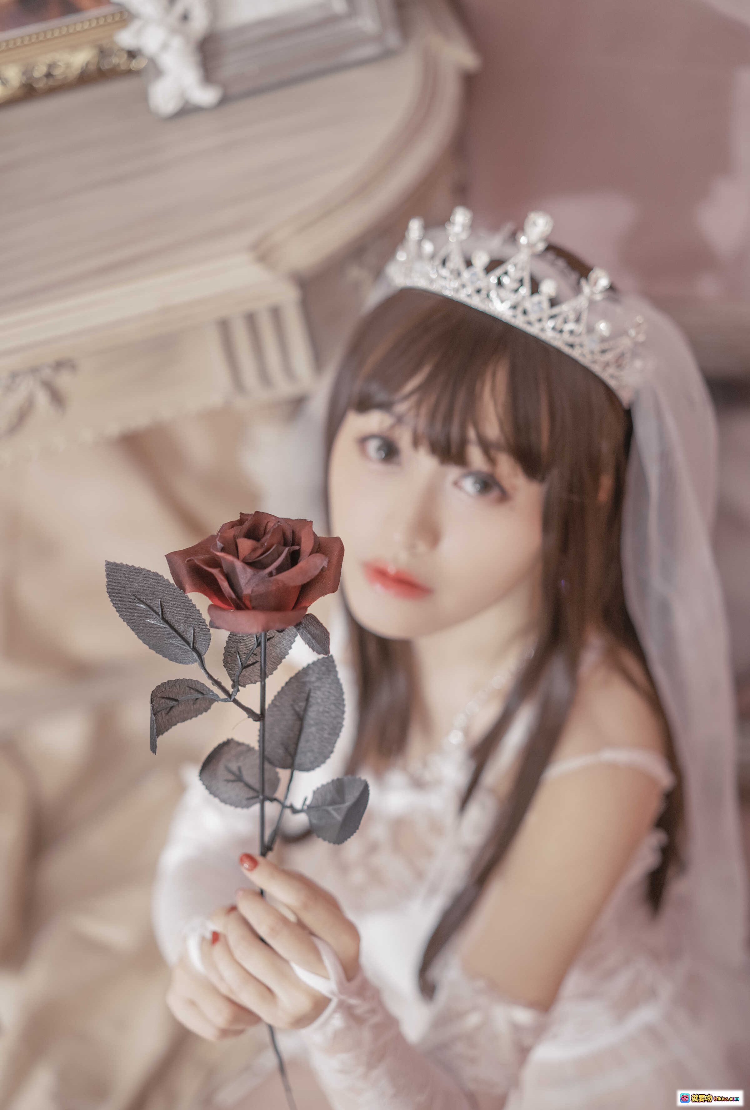 脱尾巴Mizuki NO.001 尾巴婚纱写真 皇冠头纱少女手持红玫瑰 甜美梦幻洛丽塔风格 30P高清图集 - 就要吻