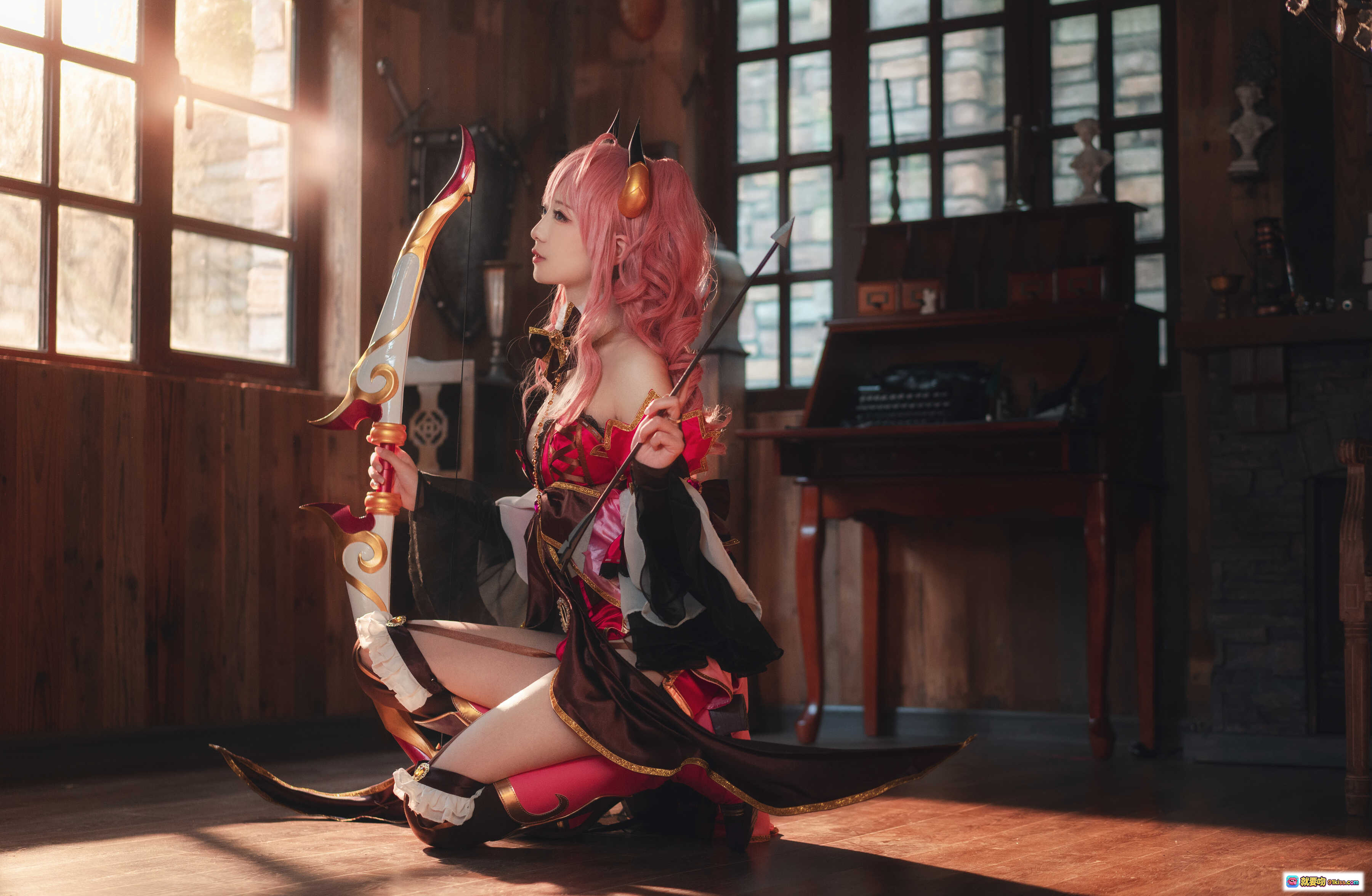 图片[9] - 弥音音NO.032铃奈Cosplay写真｜粉发恶魔角少女持弓箭｜华丽红黑洛丽塔装｜室内光影氛围感美图 - 就要吻