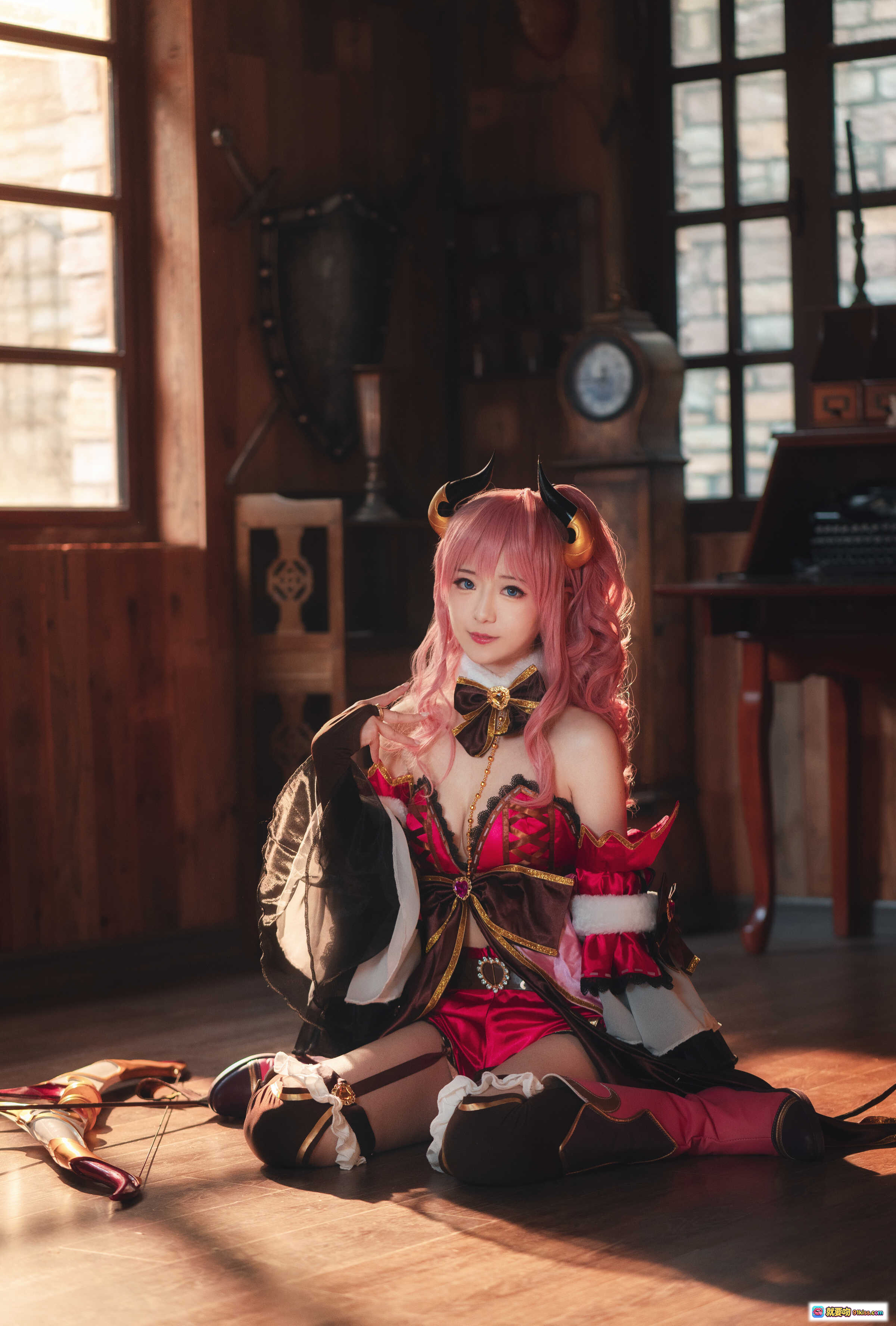 图片[6] - 弥音音NO.032铃奈Cosplay写真｜粉发恶魔角少女持弓箭｜华丽红黑洛丽塔装｜室内光影氛围感美图 - 就要吻