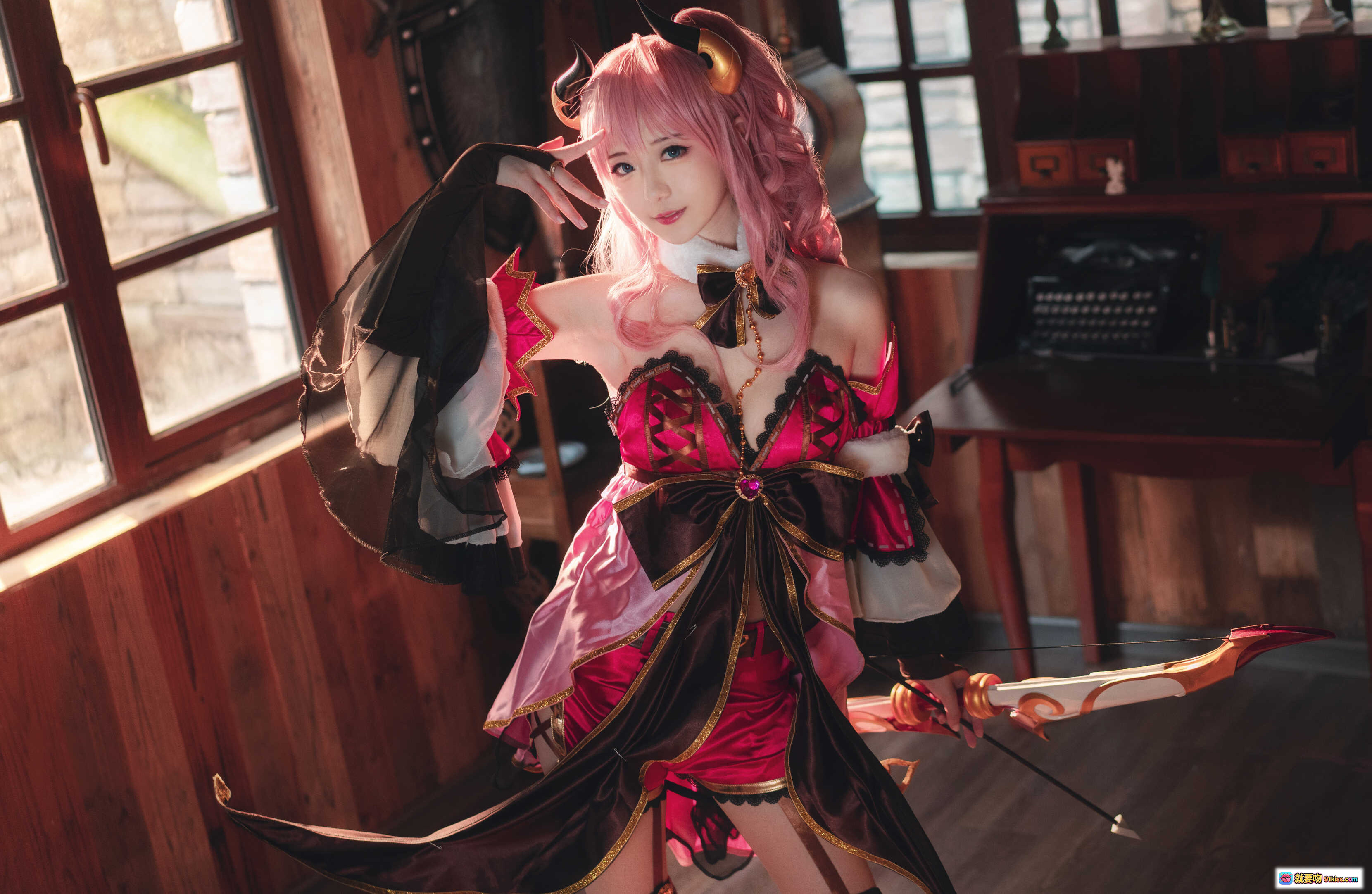 图片[8] - 弥音音NO.032铃奈Cosplay写真｜粉发恶魔角少女持弓箭｜华丽红黑洛丽塔装｜室内光影氛围感美图 - 就要吻