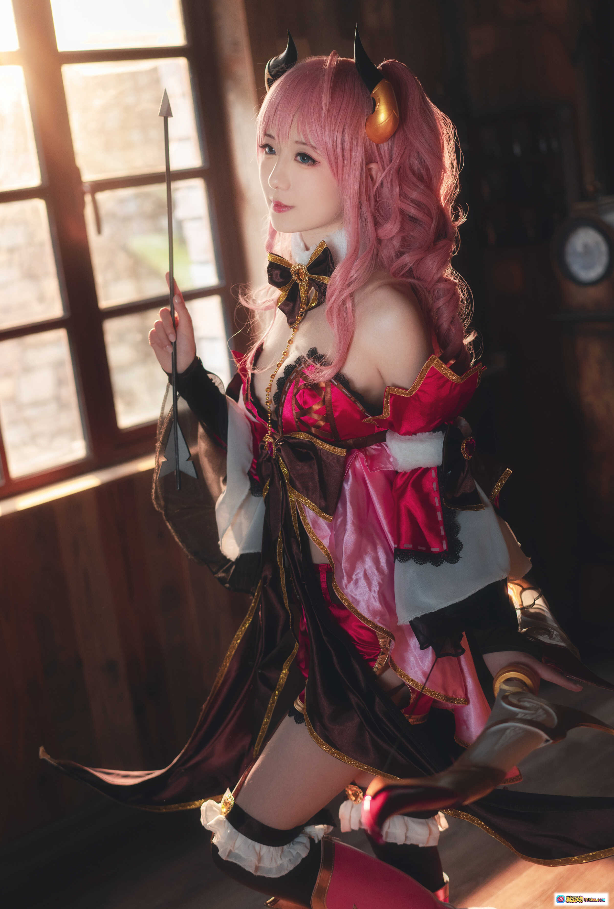 图片[7] - 弥音音NO.032铃奈Cosplay写真｜粉发恶魔角少女持弓箭｜华丽红黑洛丽塔装｜室内光影氛围感美图 - 就要吻