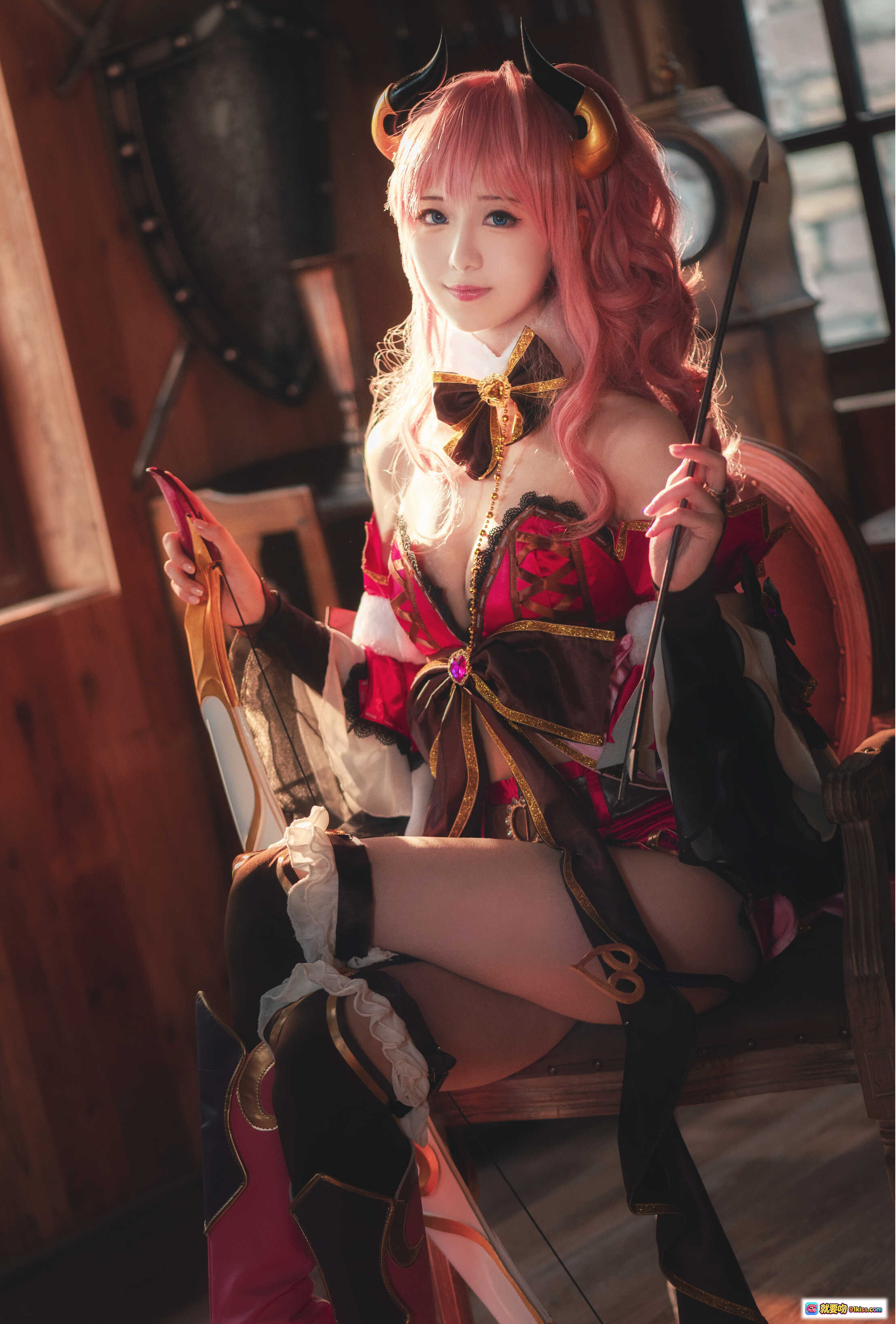 图片[5] - 弥音音NO.032铃奈Cosplay写真｜粉发恶魔角少女持弓箭｜华丽红黑洛丽塔装｜室内光影氛围感美图 - 就要吻