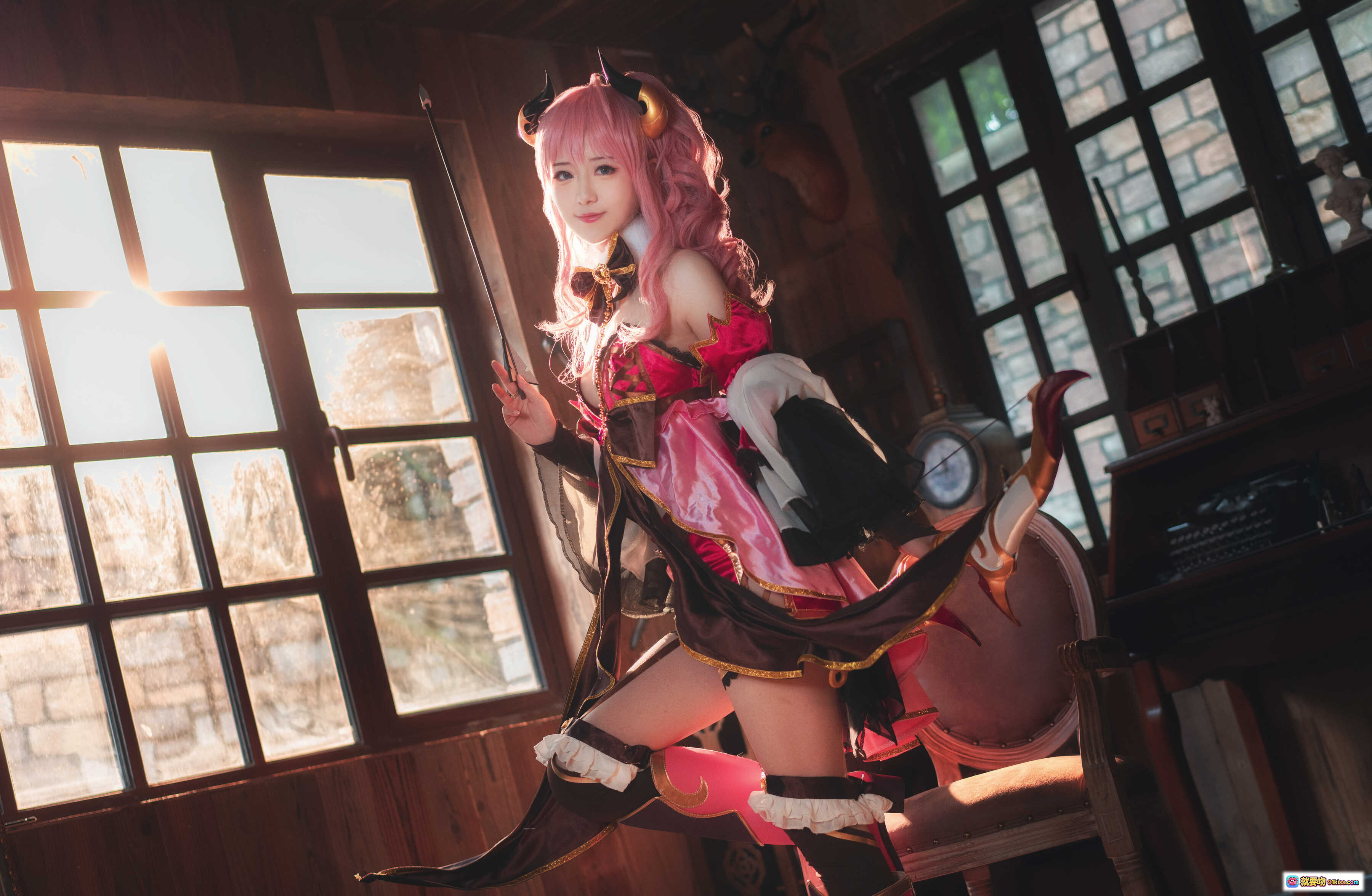 图片[10] - 弥音音NO.032铃奈Cosplay写真｜粉发恶魔角少女持弓箭｜华丽红黑洛丽塔装｜室内光影氛围感美图 - 就要吻