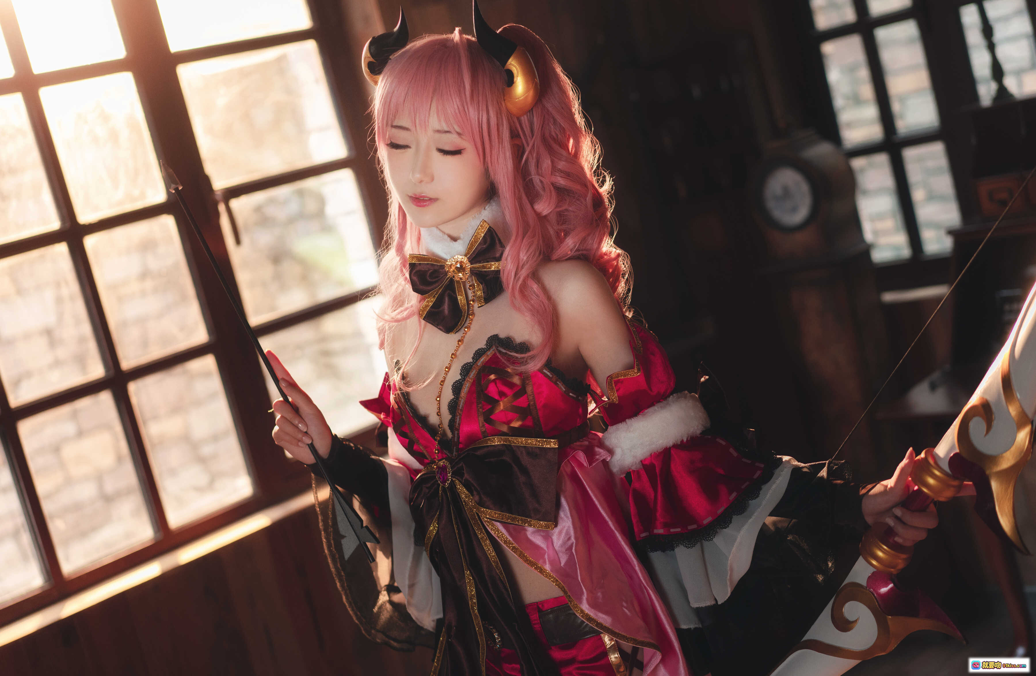 图片[3] - 弥音音NO.032铃奈Cosplay写真｜粉发恶魔角少女持弓箭｜华丽红黑洛丽塔装｜室内光影氛围感美图 - 就要吻