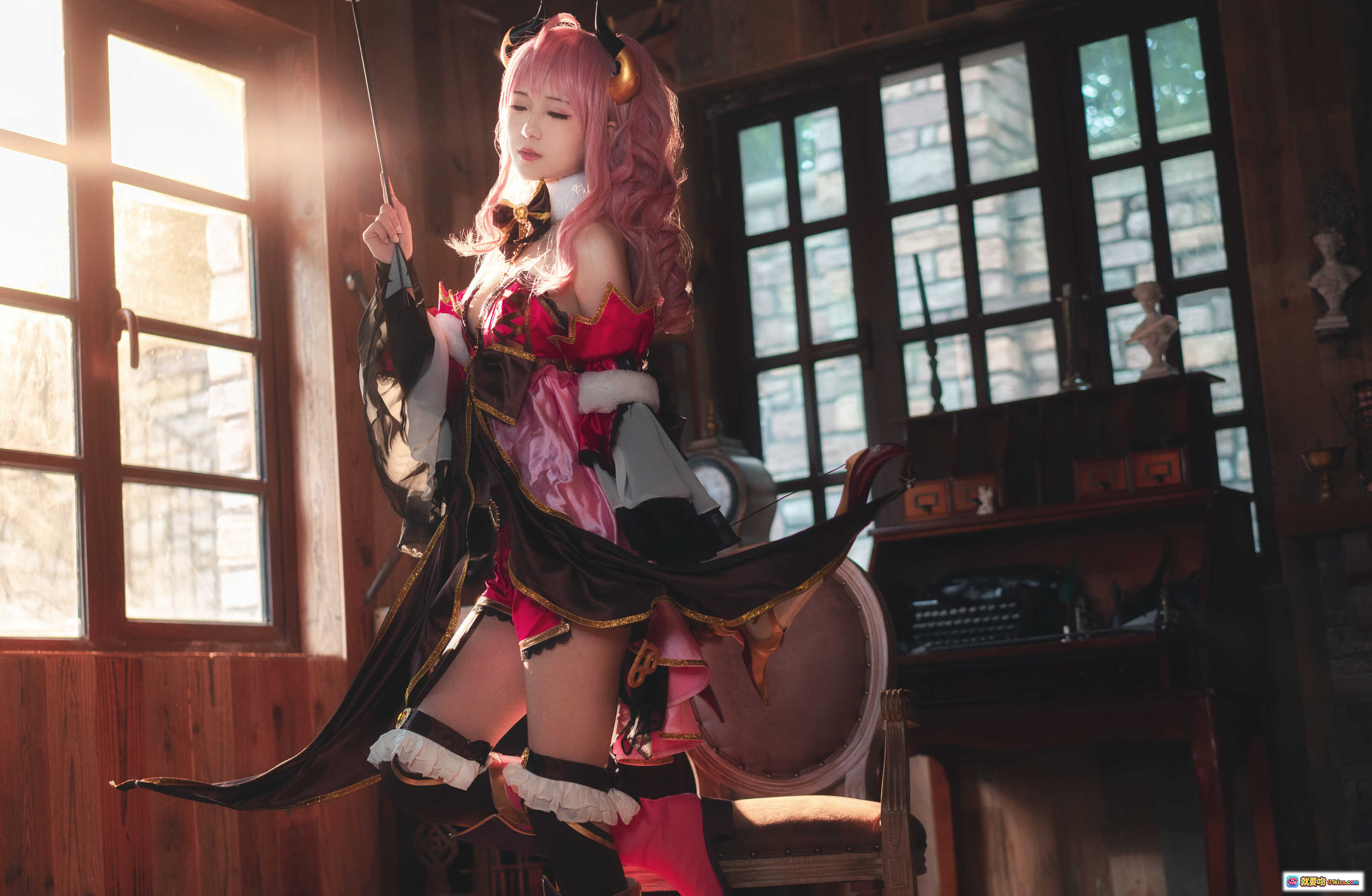 图片[4] - 弥音音NO.032铃奈Cosplay写真｜粉发恶魔角少女持弓箭｜华丽红黑洛丽塔装｜室内光影氛围感美图 - 就要吻