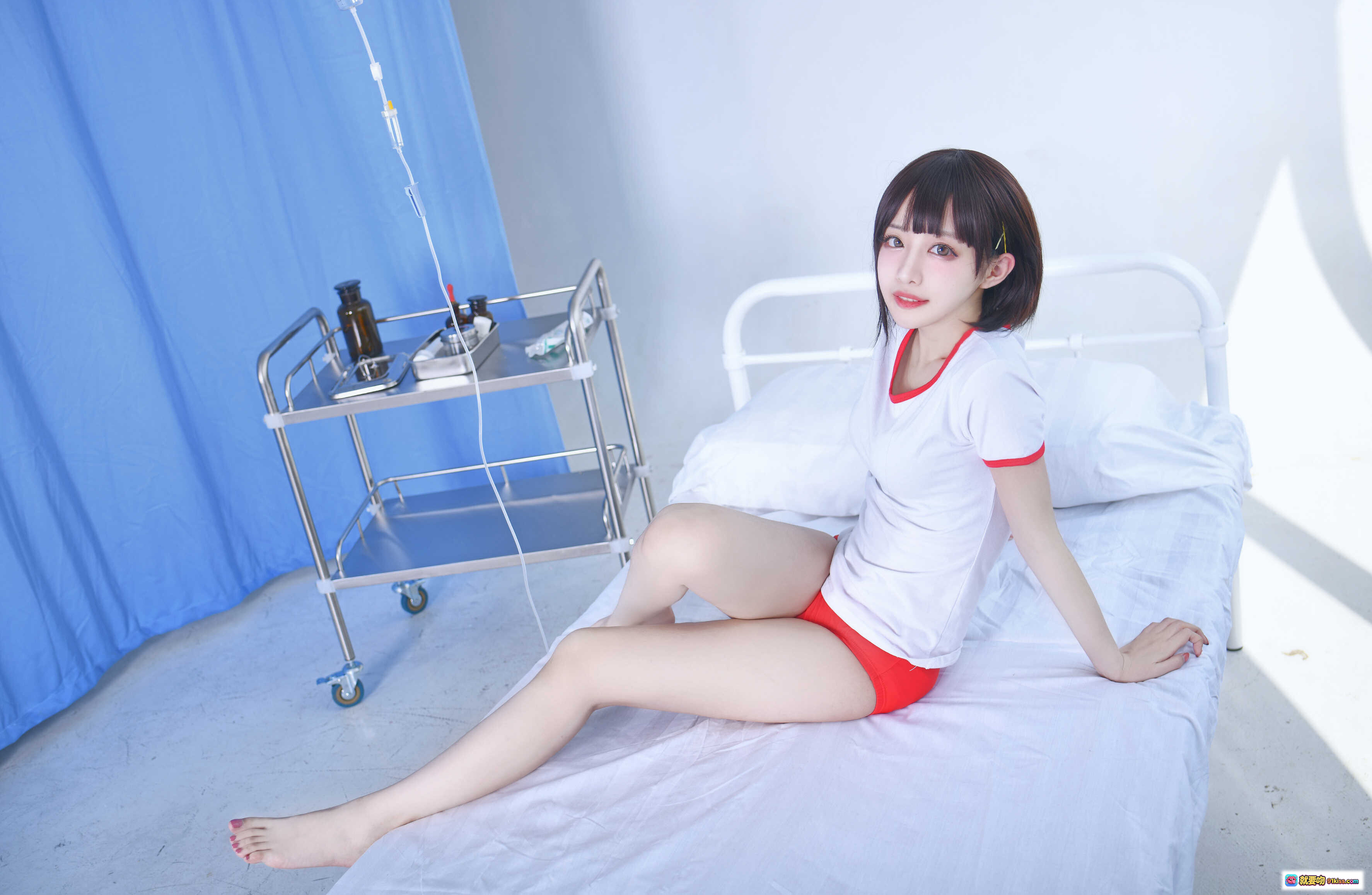 图片[8] - Shika小鹿鹿 NO.044 保健室写真 12P高清图 白衣红边短裤 医疗场景 蓝色帘幕 输液架 病床 金属推车 少女姿态 自然光拍摄 - 就要吻