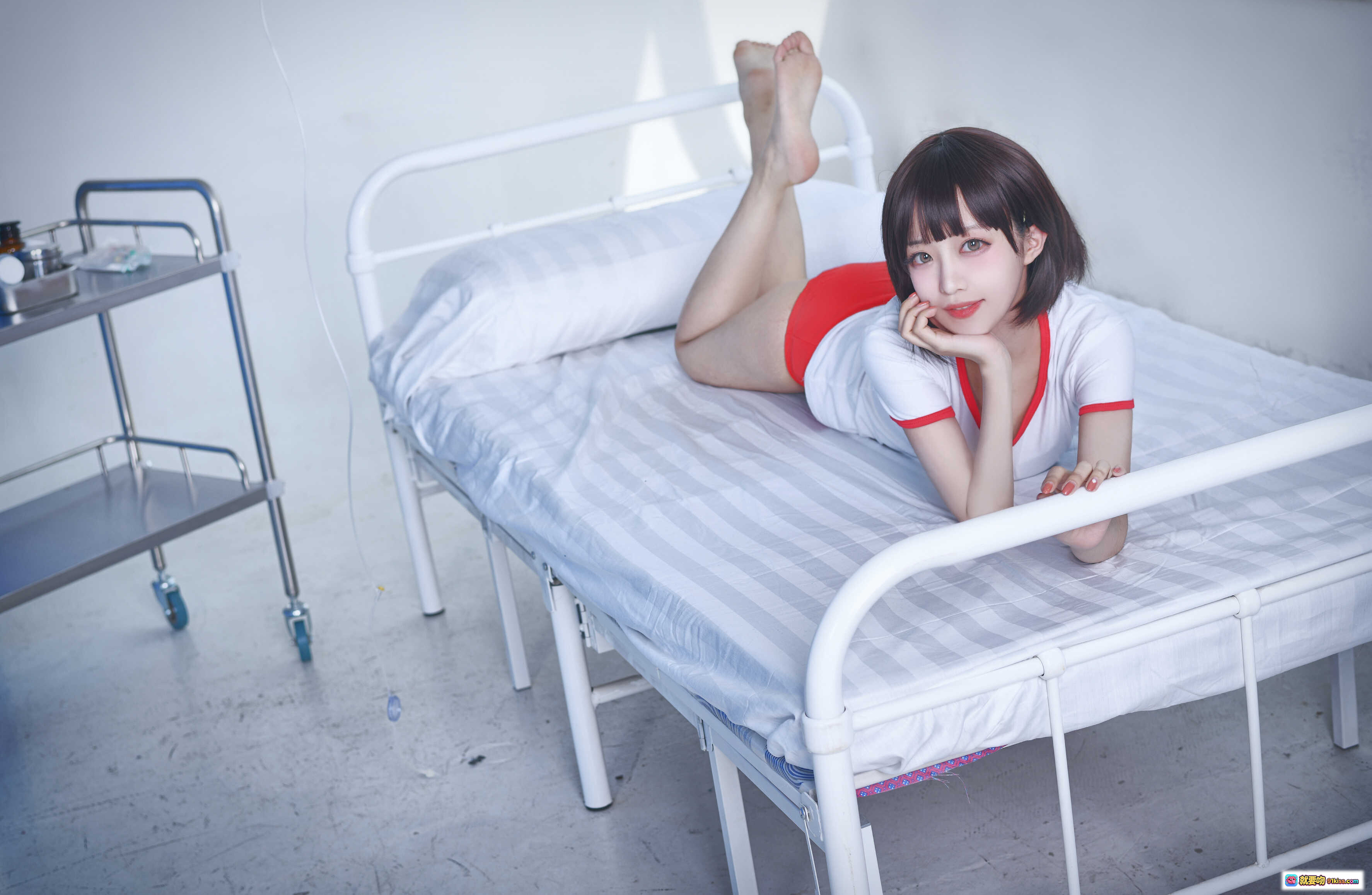 图片[9] - Shika小鹿鹿 NO.044 保健室写真 12P高清图 白衣红边短裤 医疗场景 蓝色帘幕 输液架 病床 金属推车 少女姿态 自然光拍摄 - 就要吻