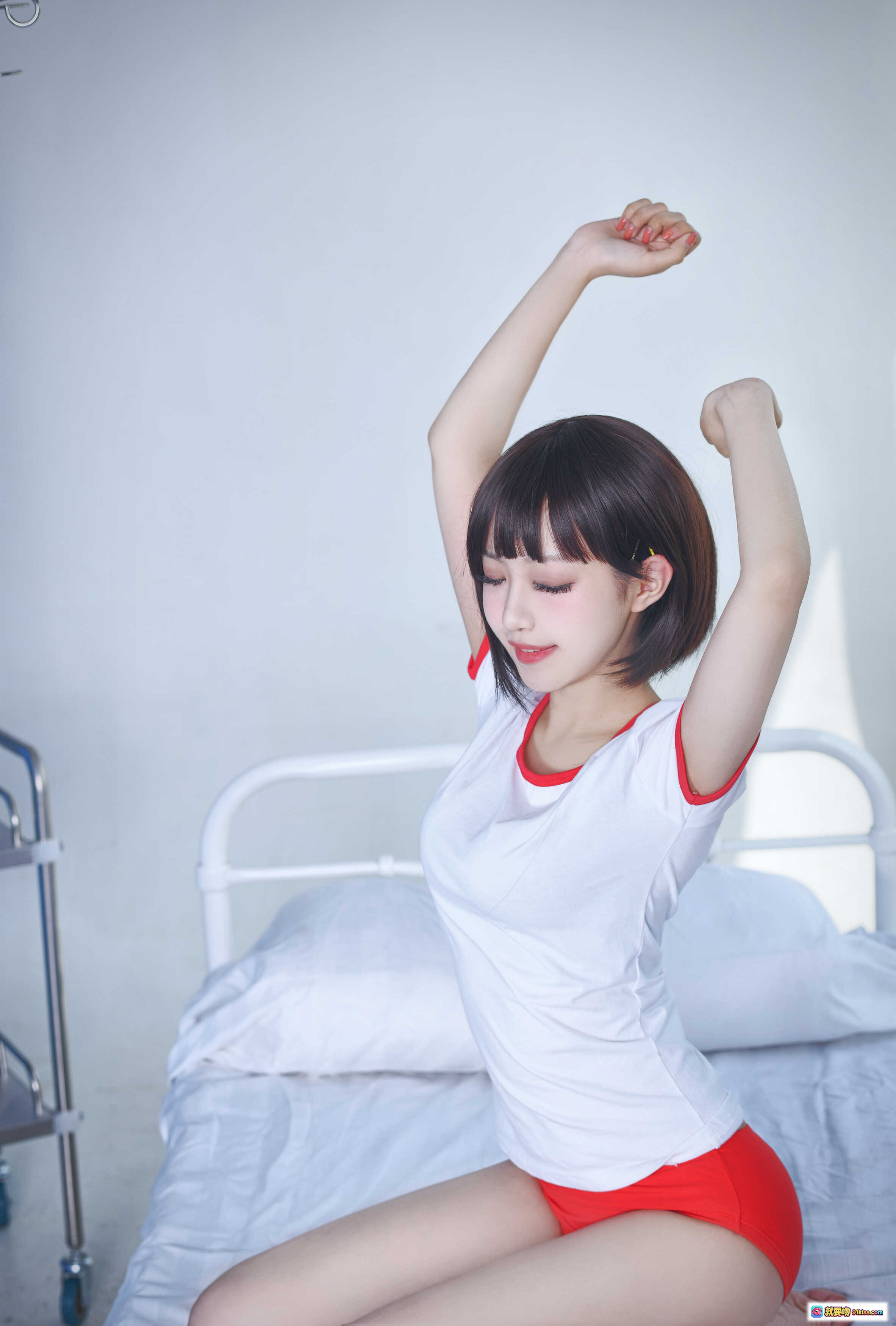 图片[3] - Shika小鹿鹿 NO.044 保健室写真 12P高清图 白衣红边短裤 医疗场景 蓝色帘幕 输液架 病床 金属推车 少女姿态 自然光拍摄 - 就要吻
