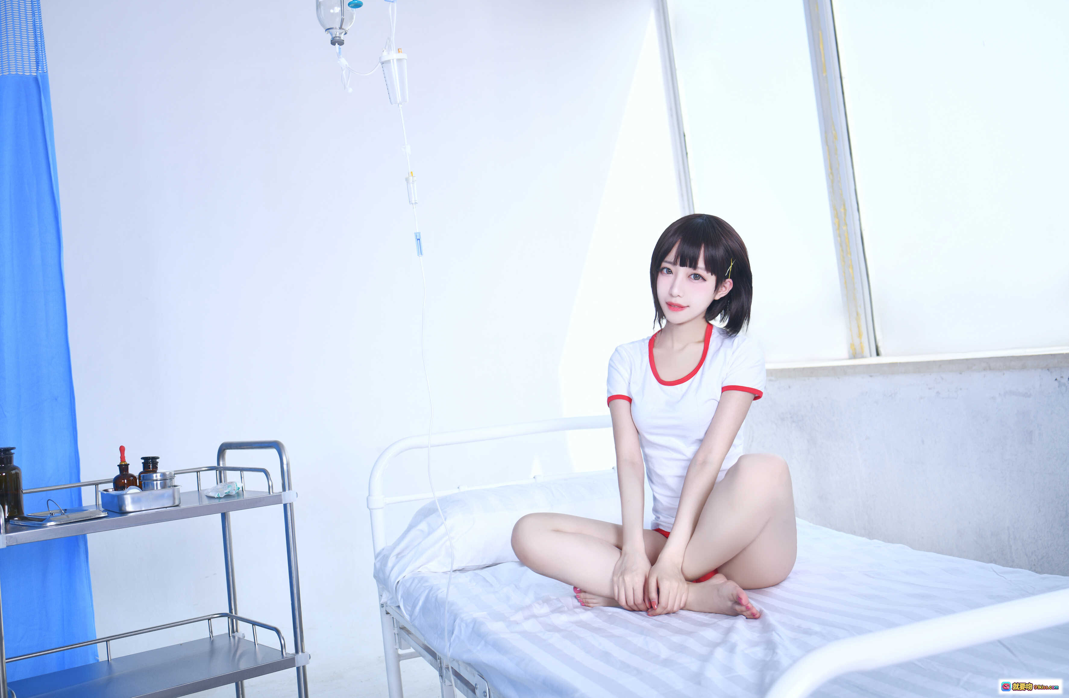 图片[10] - Shika小鹿鹿 NO.044 保健室写真 12P高清图 白衣红边短裤 医疗场景 蓝色帘幕 输液架 病床 金属推车 少女姿态 自然光拍摄 - 就要吻