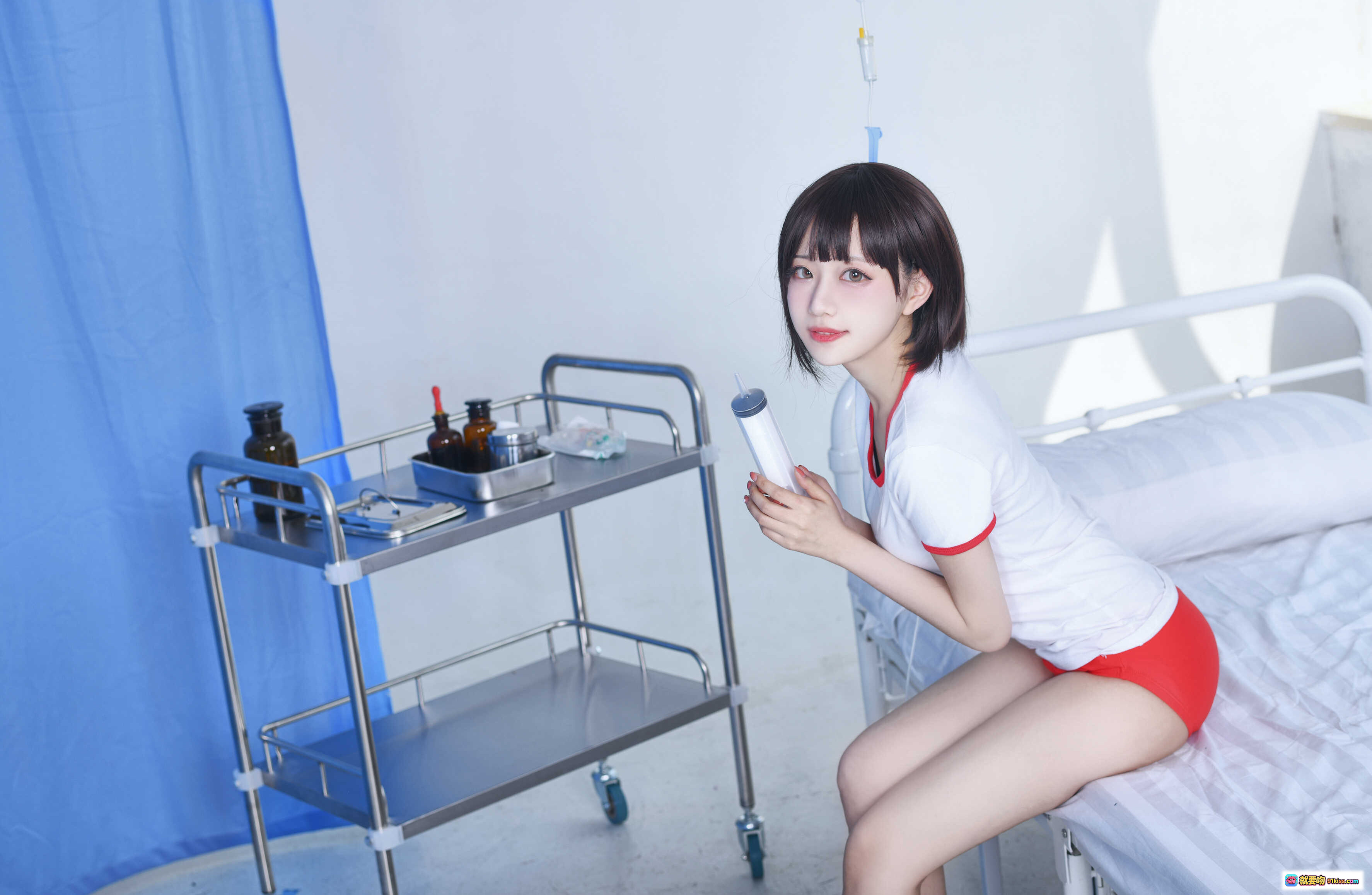 图片[6] - Shika小鹿鹿 NO.044 保健室写真 12P高清图 白衣红边短裤 医疗场景 蓝色帘幕 输液架 病床 金属推车 少女姿态 自然光拍摄 - 就要吻