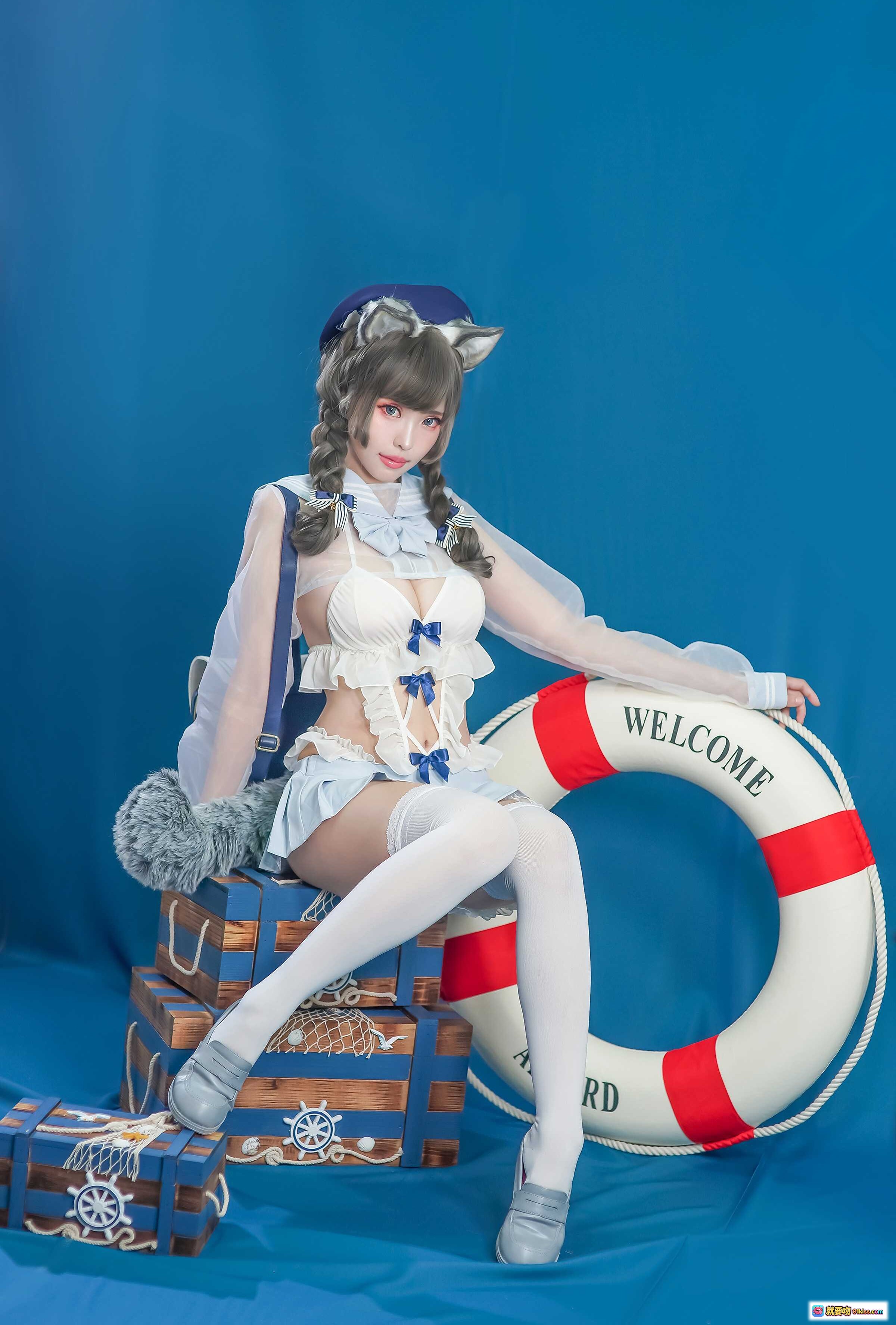 图片[3] - ElyEE子NO.049猫耳女仆装Cosplay写真｜蓝背景少女蹲姿抱猫｜白色透纱制服+双马尾+白丝袜+萌系宠物互动 - 就要吻