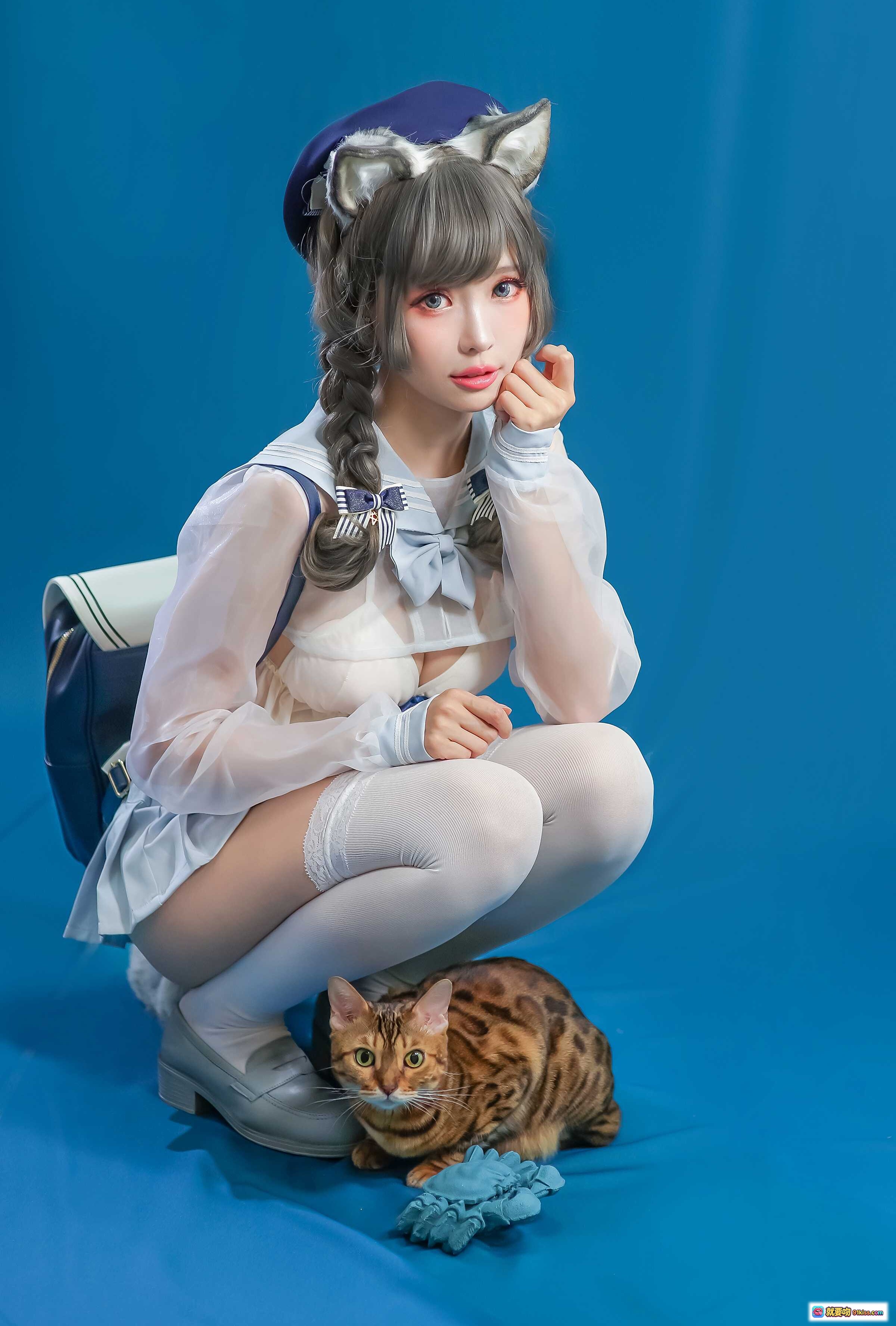 图片[1] - ElyEE子NO.049猫耳女仆装Cosplay写真｜蓝背景少女蹲姿抱猫｜白色透纱制服+双马尾+白丝袜+萌系宠物互动 - 就要吻