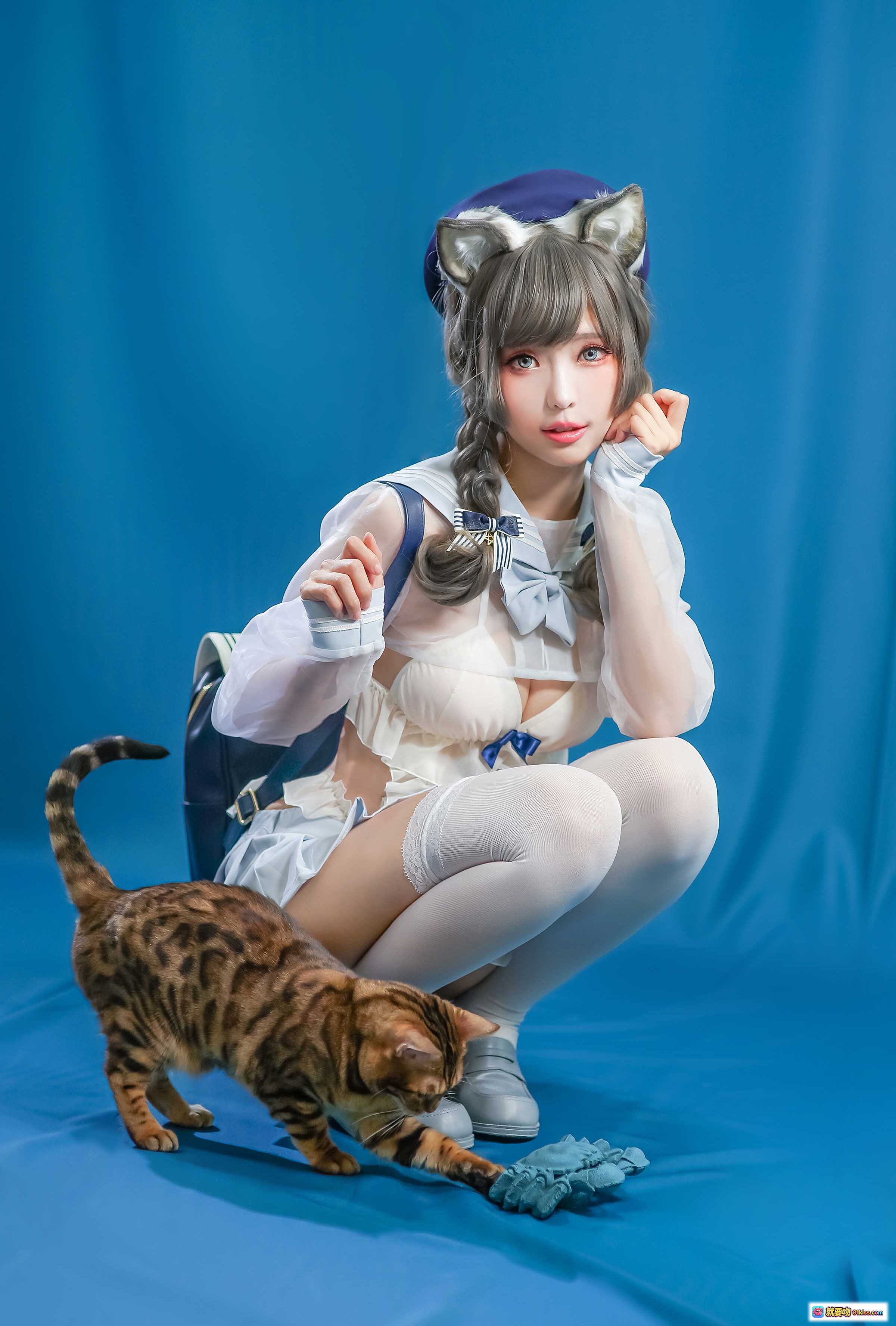 图片[8] - ElyEE子NO.049猫耳女仆装Cosplay写真｜蓝背景少女蹲姿抱猫｜白色透纱制服+双马尾+白丝袜+萌系宠物互动 - 就要吻