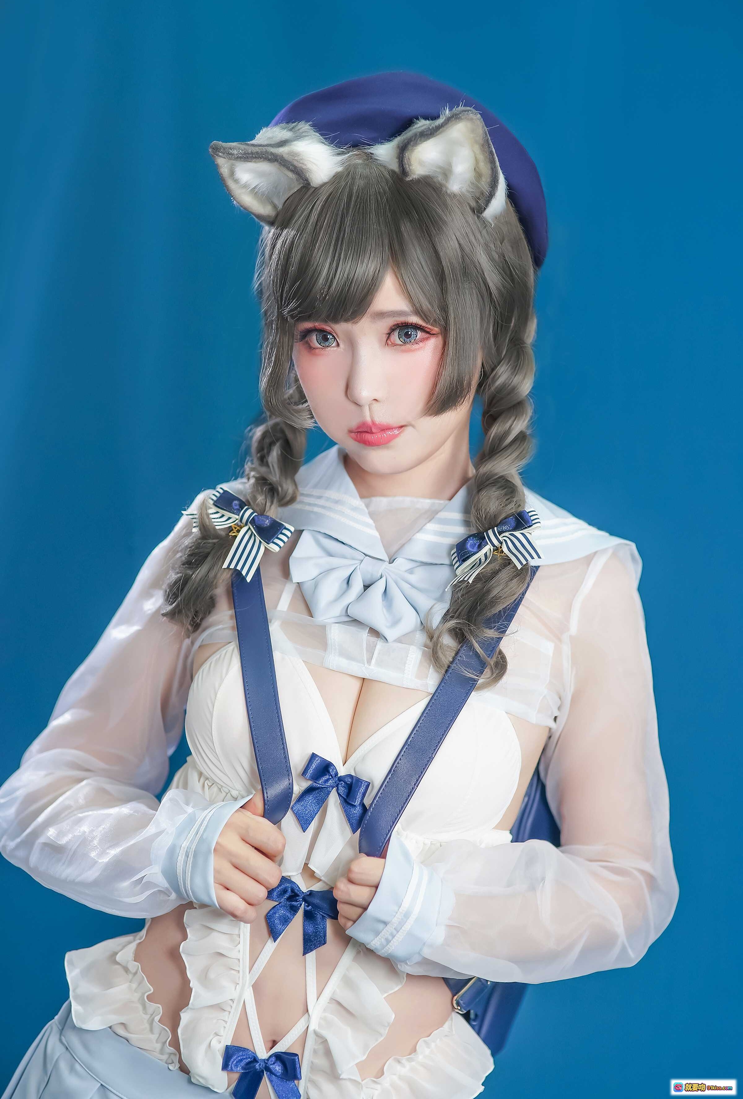 图片[4] - ElyEE子NO.049猫耳女仆装Cosplay写真｜蓝背景少女蹲姿抱猫｜白色透纱制服+双马尾+白丝袜+萌系宠物互动 - 就要吻