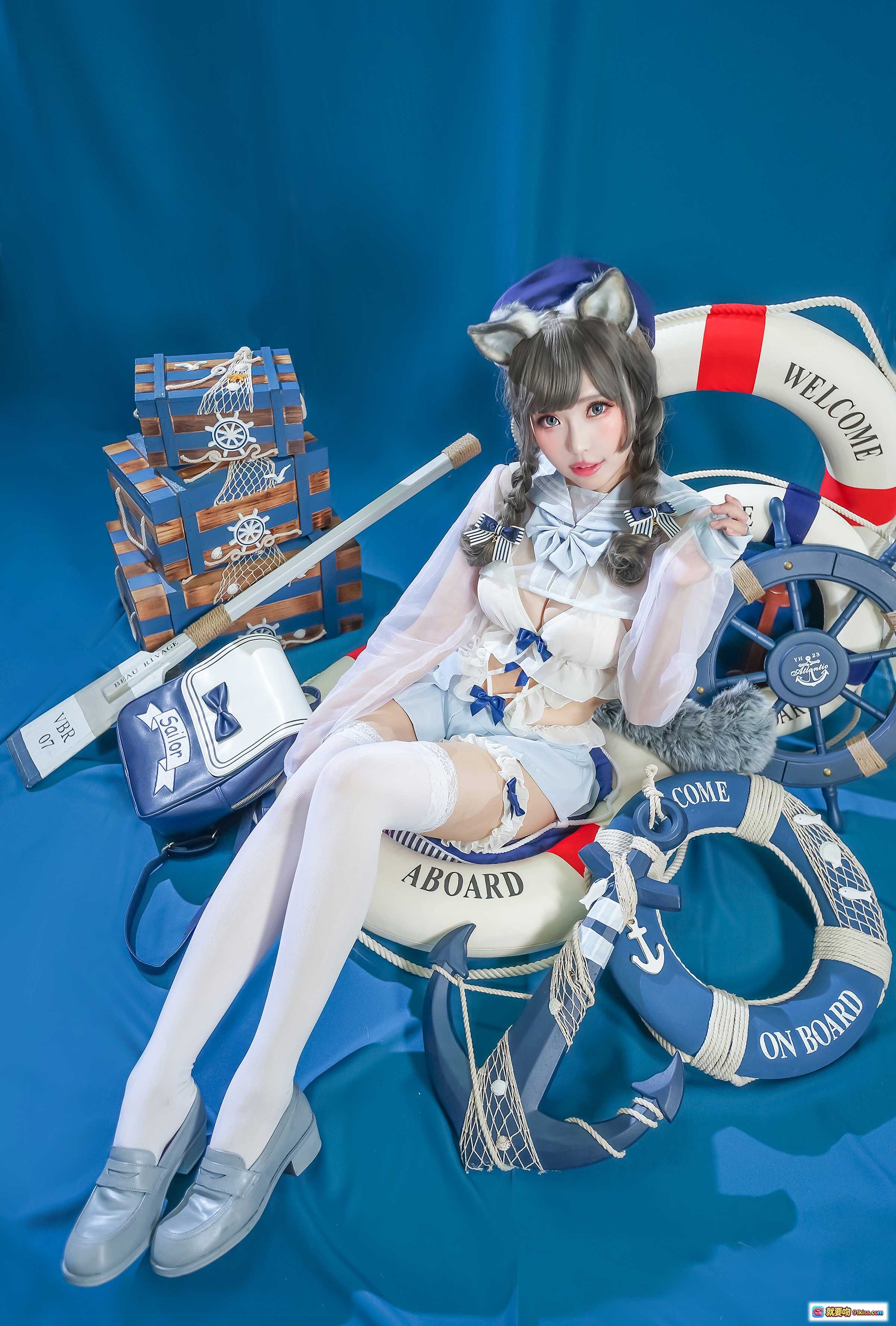 图片[6] - ElyEE子NO.049猫耳女仆装Cosplay写真｜蓝背景少女蹲姿抱猫｜白色透纱制服+双马尾+白丝袜+萌系宠物互动 - 就要吻