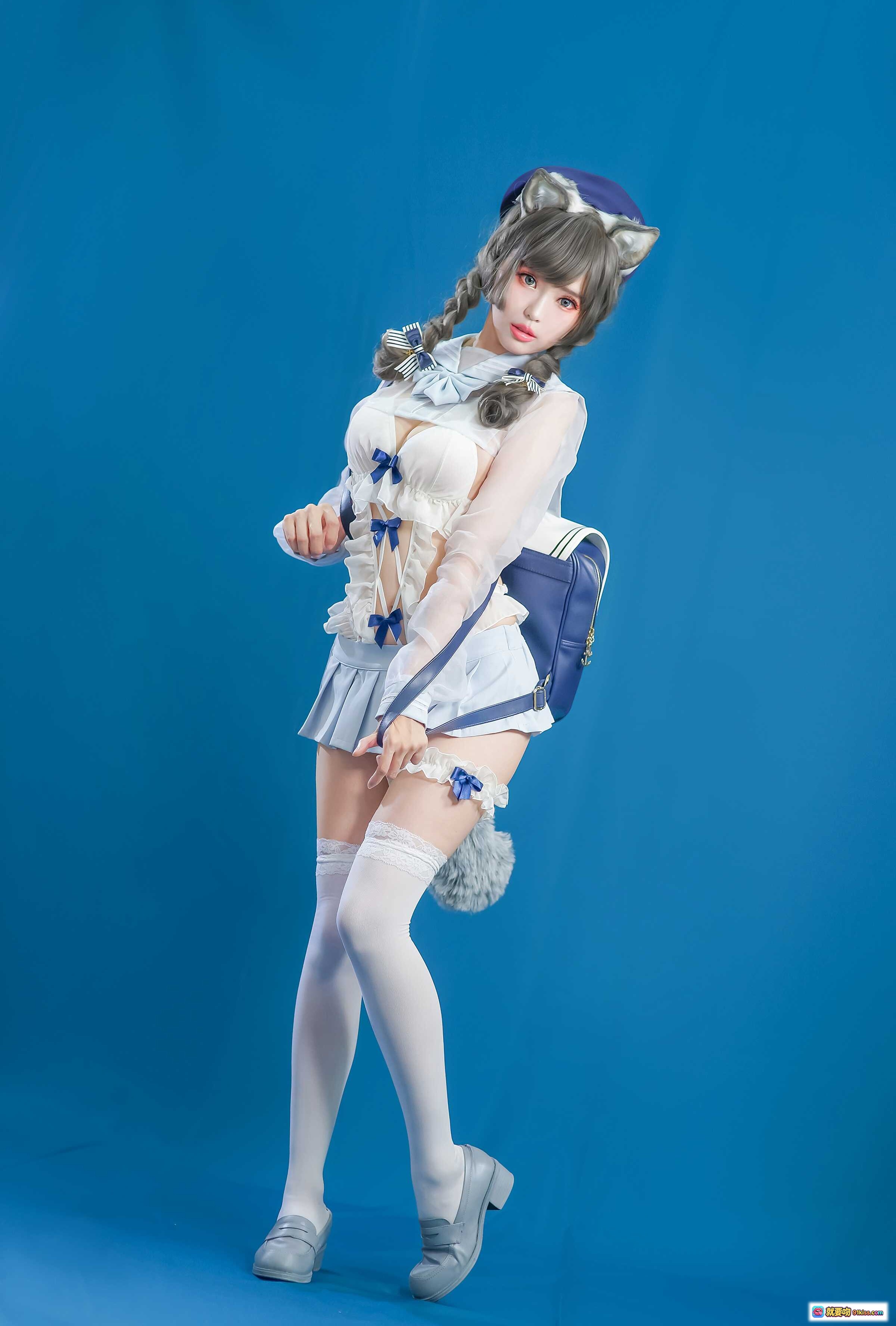 图片[5] - ElyEE子NO.049猫耳女仆装Cosplay写真｜蓝背景少女蹲姿抱猫｜白色透纱制服+双马尾+白丝袜+萌系宠物互动 - 就要吻