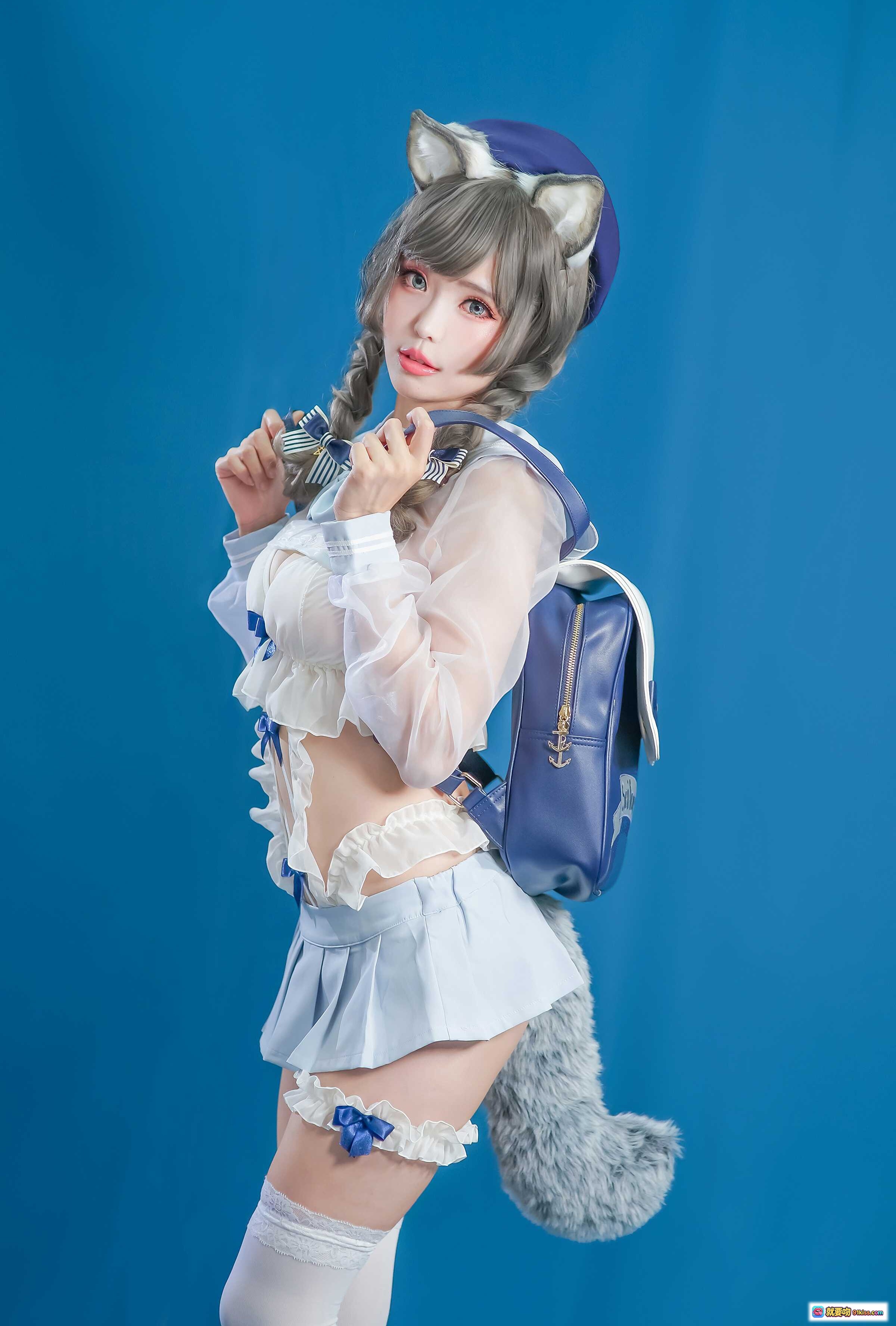 图片[10] - ElyEE子NO.049猫耳女仆装Cosplay写真｜蓝背景少女蹲姿抱猫｜白色透纱制服+双马尾+白丝袜+萌系宠物互动 - 就要吻
