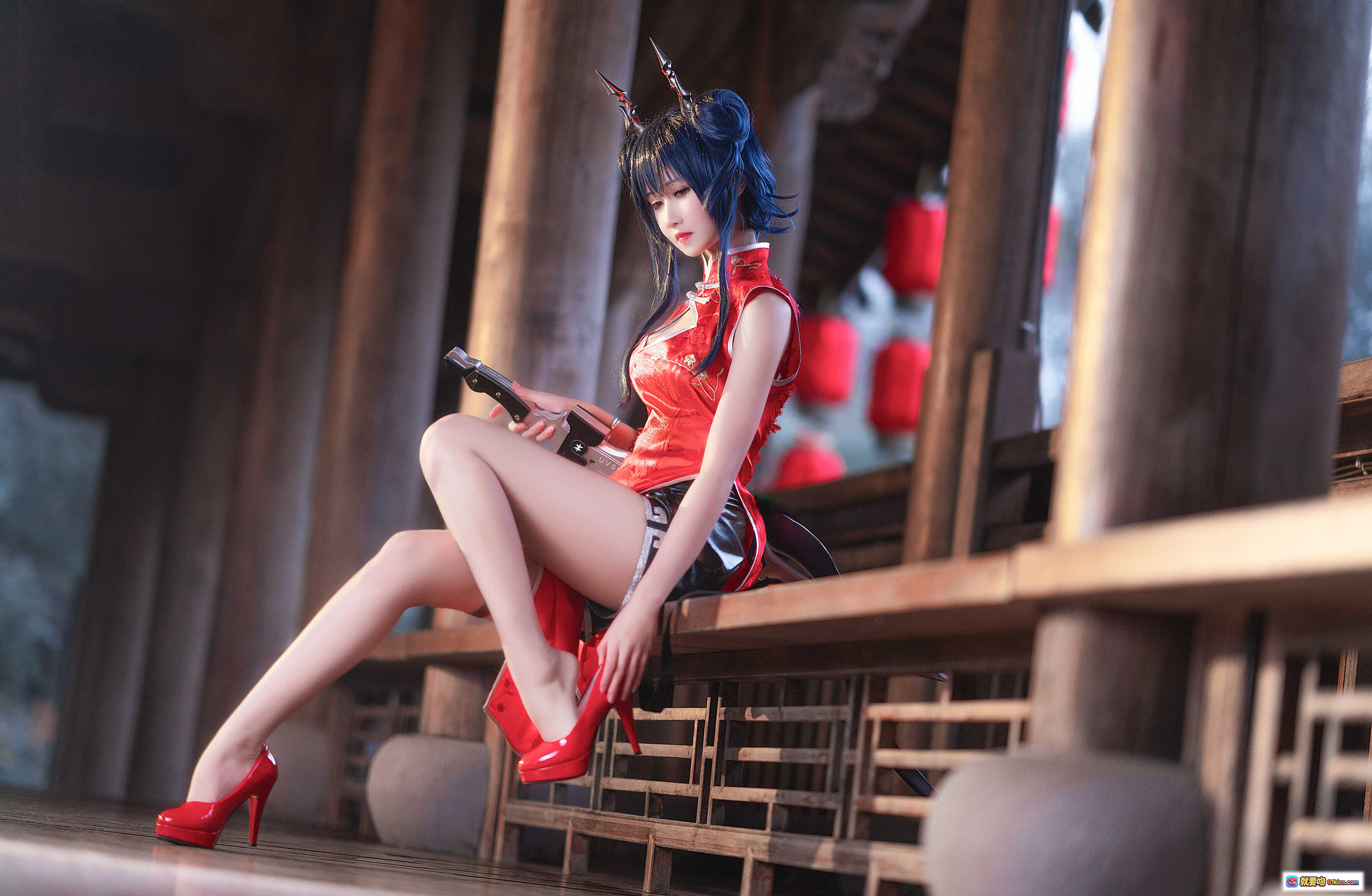图片[7] - 明日方舟陈旗袍写真 三度69 NO007 红色高跟美腿 木质廊台灯笼背景 12P高清图集 - 就要吻