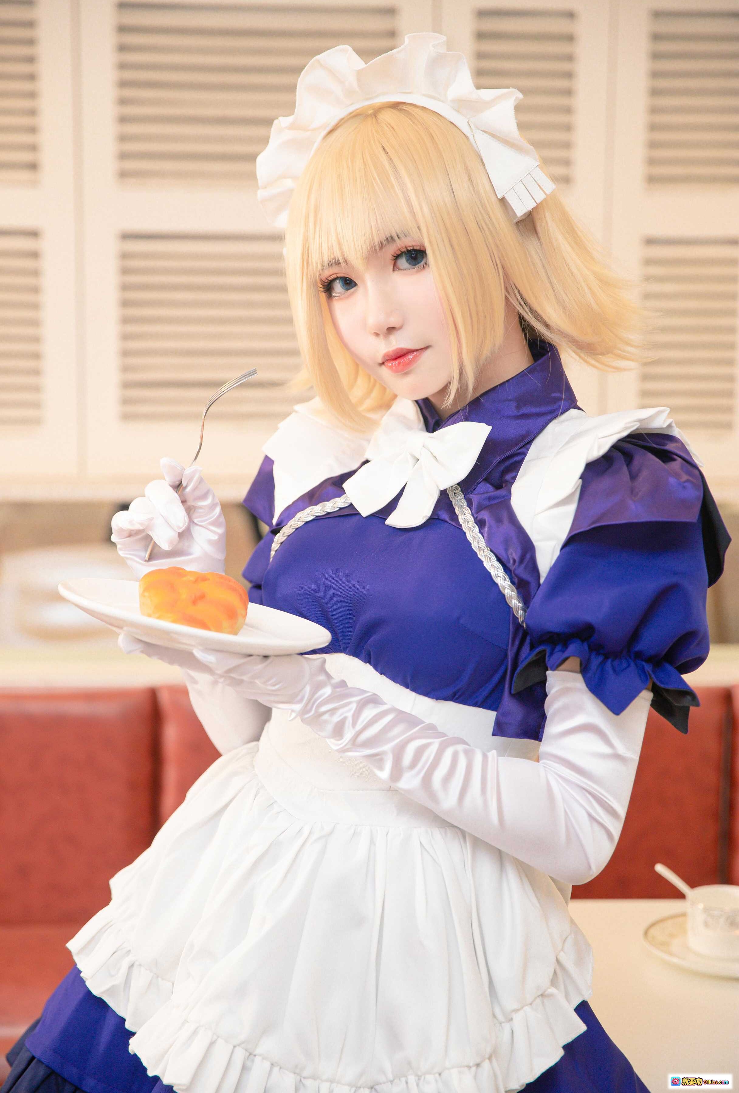 图片[5] - 贞德女仆cosplay写真｜蓝白女仆装+长辫金发+黑丝高跟+卧室场景摆拍 - 就要吻