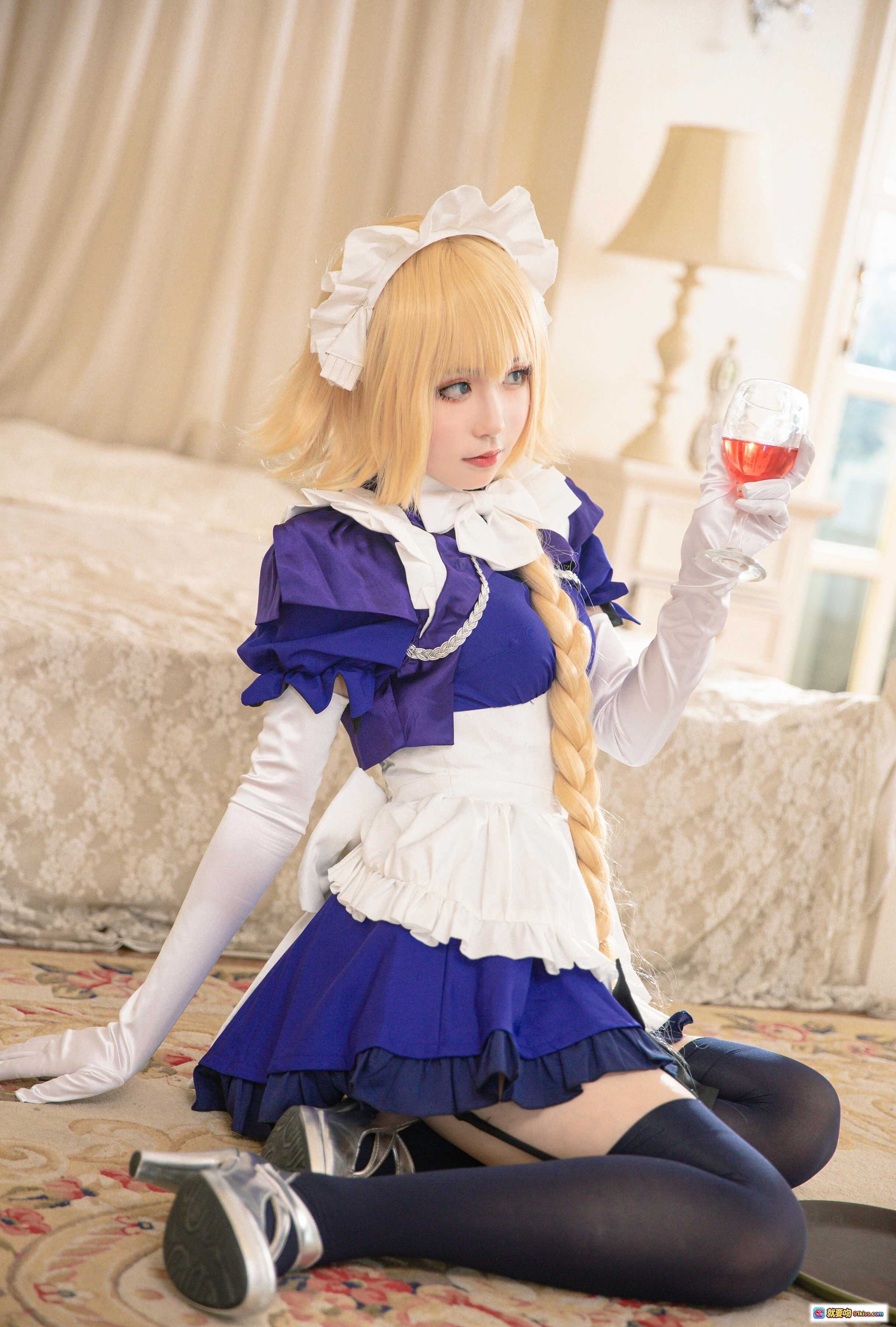 图片[7] - 贞德女仆cosplay写真｜蓝白女仆装+长辫金发+黑丝高跟+卧室场景摆拍 - 就要吻