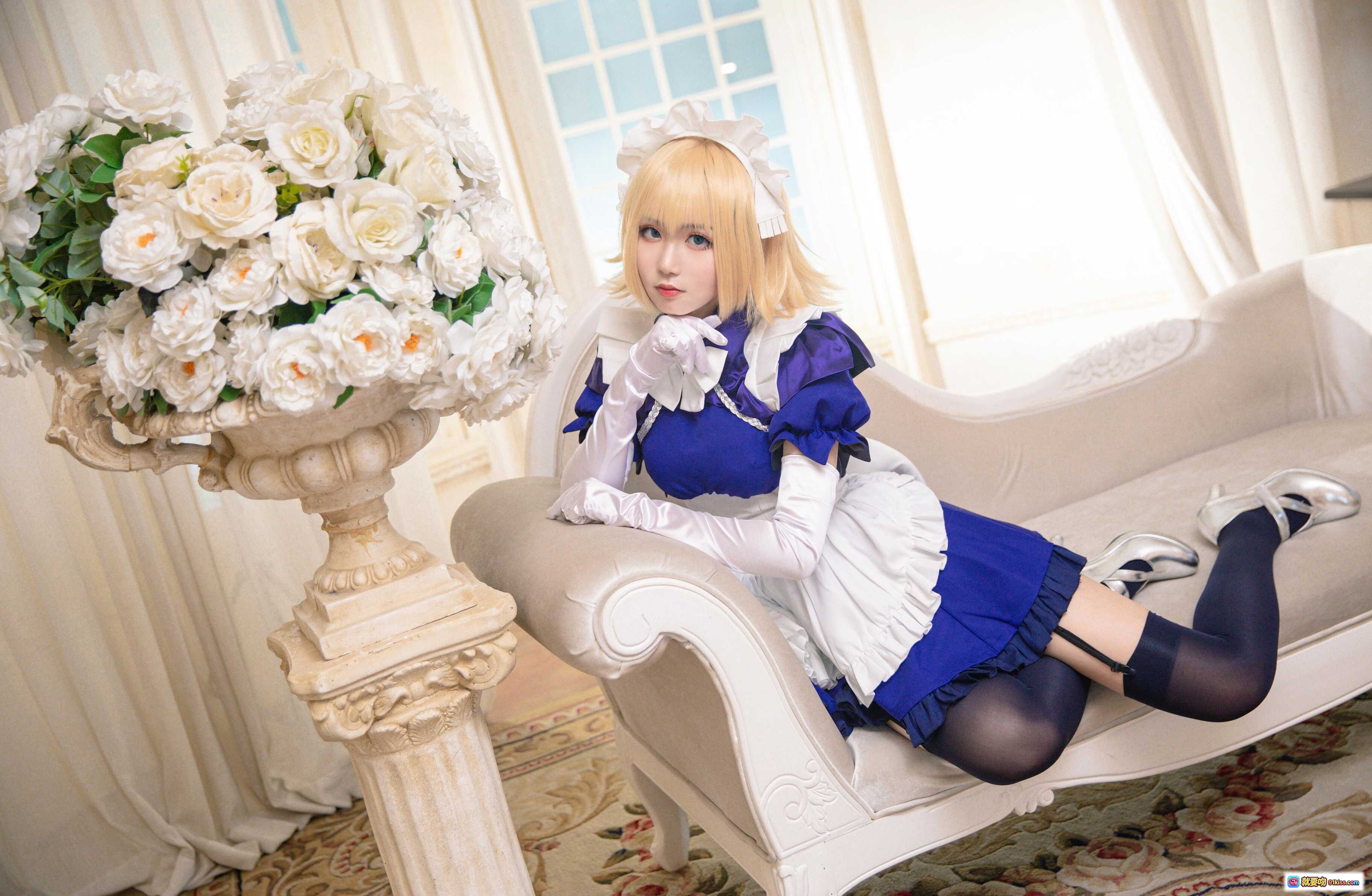 图片[3] - 贞德女仆cosplay写真｜蓝白女仆装+长辫金发+黑丝高跟+卧室场景摆拍 - 就要吻