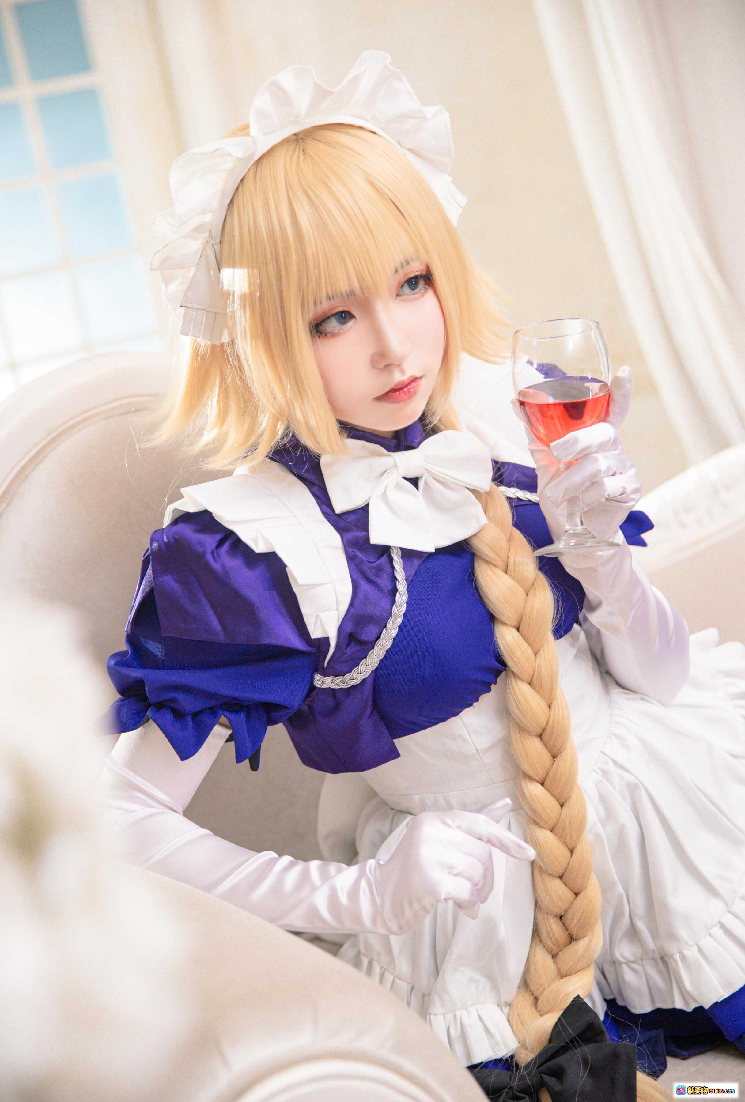 图片[6] - 贞德女仆cosplay写真｜蓝白女仆装+长辫金发+黑丝高跟+卧室场景摆拍 - 就要吻