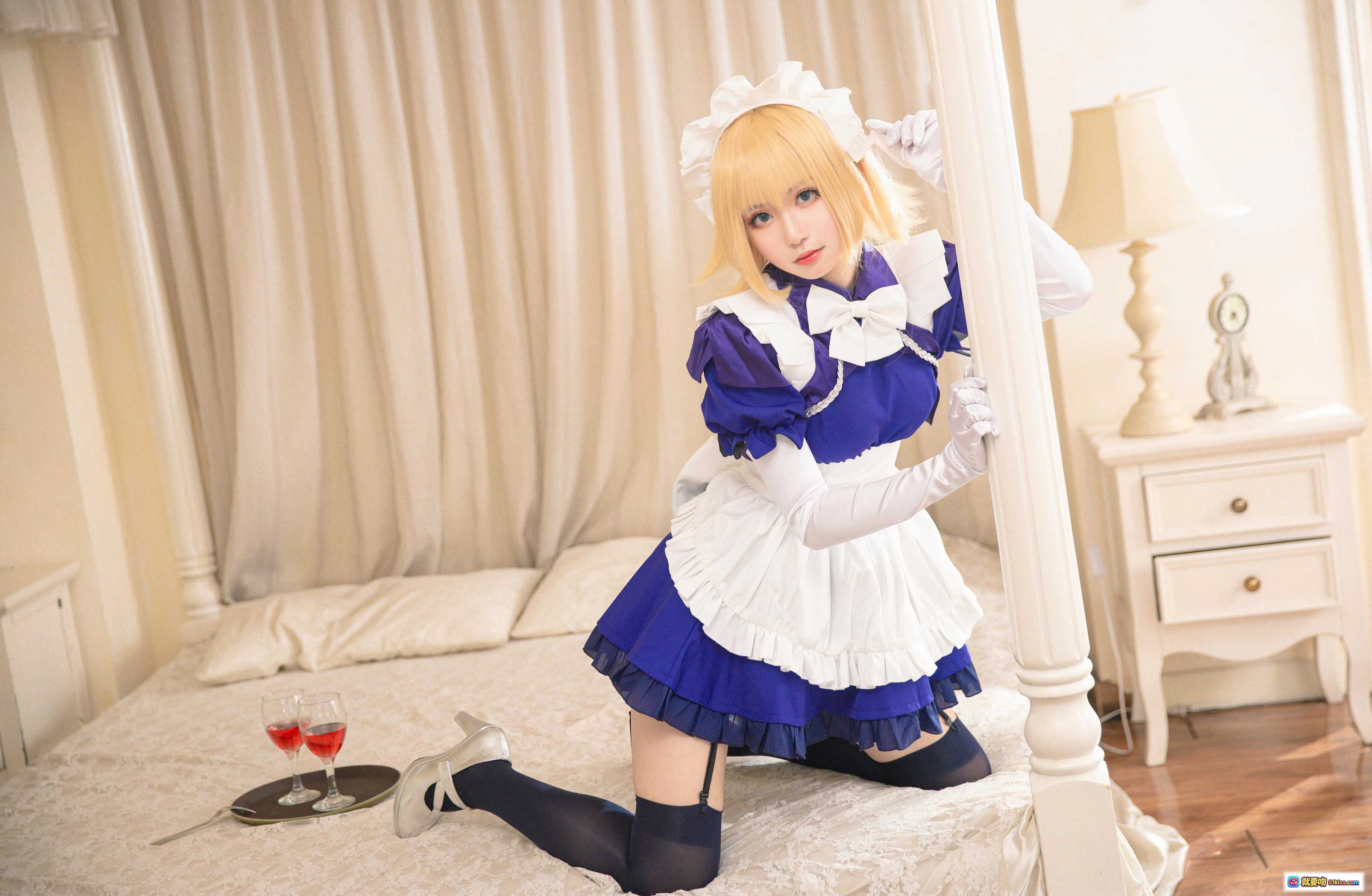 图片[2] - 贞德女仆cosplay写真｜蓝白女仆装+长辫金发+黑丝高跟+卧室场景摆拍 - 就要吻