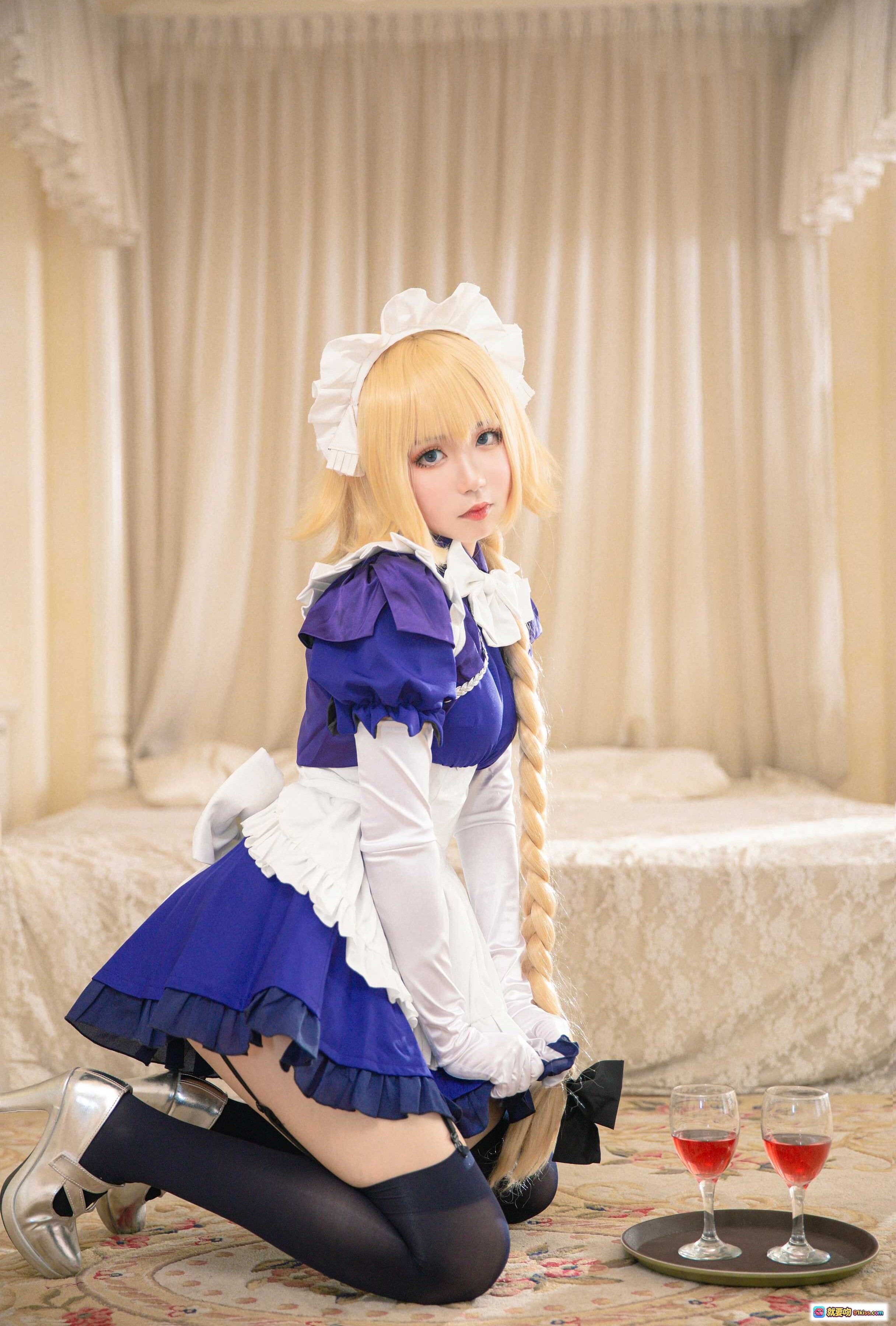 图片[9] - 贞德女仆cosplay写真｜蓝白女仆装+长辫金发+黑丝高跟+卧室场景摆拍 - 就要吻