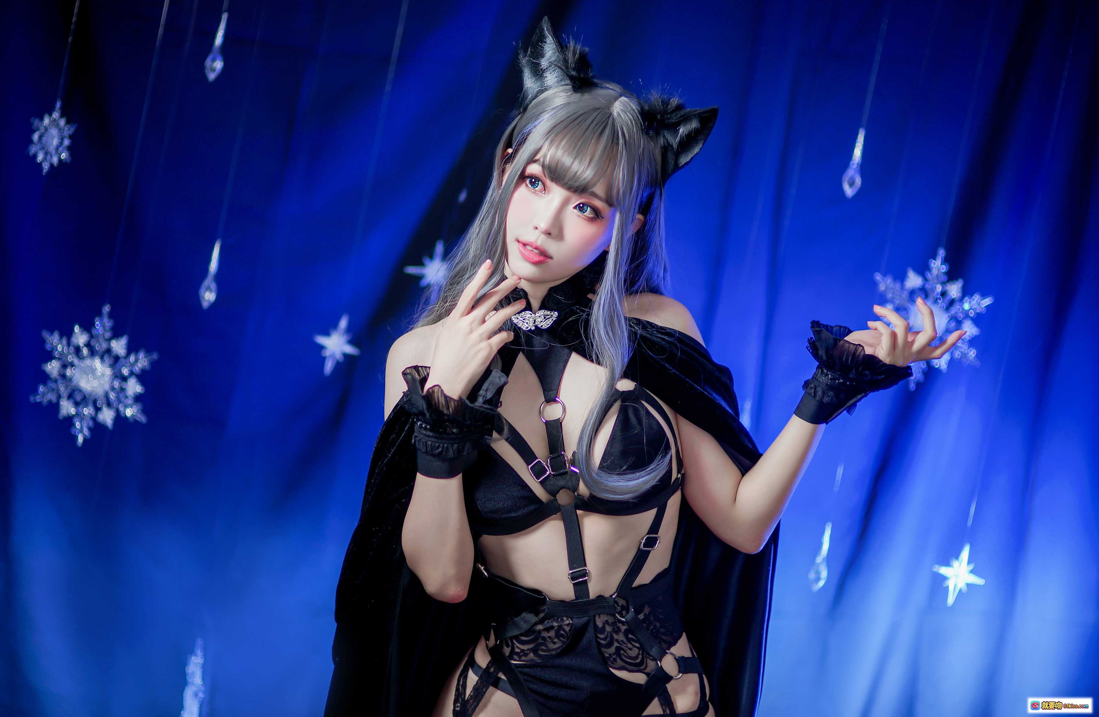 图片[7] - ElyEE子 NO.051 黑色猫耳女巫装 Cosplay 写真 美腿蕾丝吊带 蓝幕雪花背景 优雅性感姿势 - 就要吻