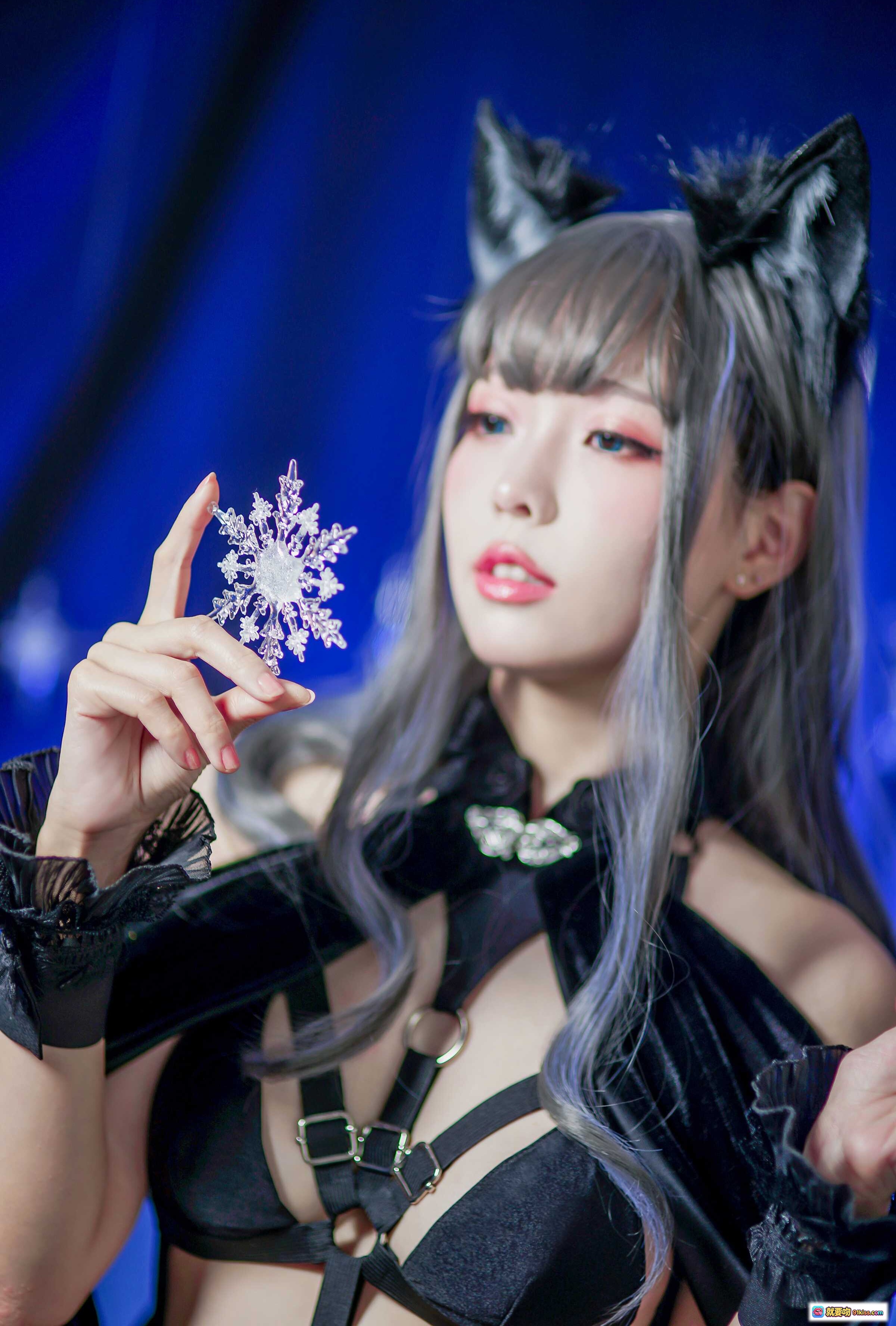 图片[4] - ElyEE子 NO.051 黑色猫耳女巫装 Cosplay 写真 美腿蕾丝吊带 蓝幕雪花背景 优雅性感姿势 - 就要吻