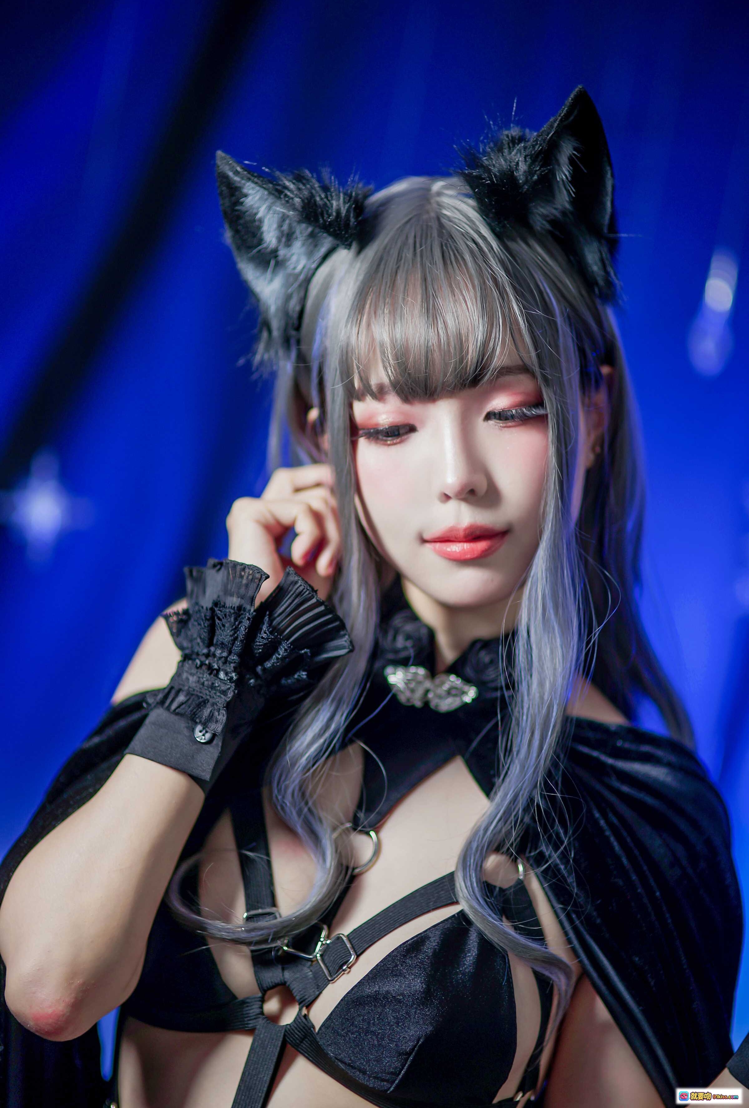 图片[9] - ElyEE子 NO.051 黑色猫耳女巫装 Cosplay 写真 美腿蕾丝吊带 蓝幕雪花背景 优雅性感姿势 - 就要吻