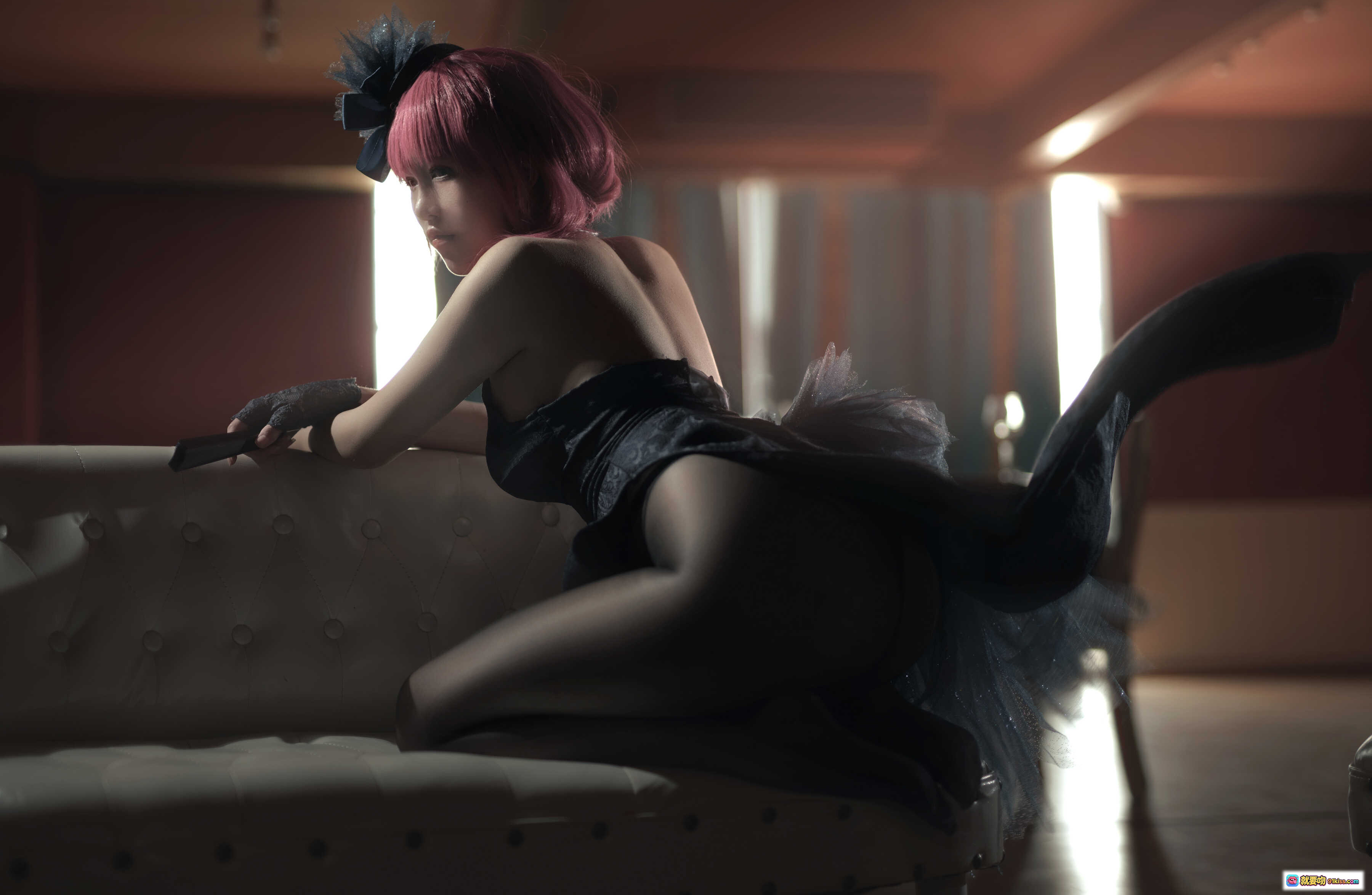 图片[6] - 阿薰kaOri NO.004 黑太子旗袍写真｜粉发美女持扇优雅坐姿｜性感黑丝高开叉旗袍造型｜室内复古风摄影20P高清图集 - 就要吻