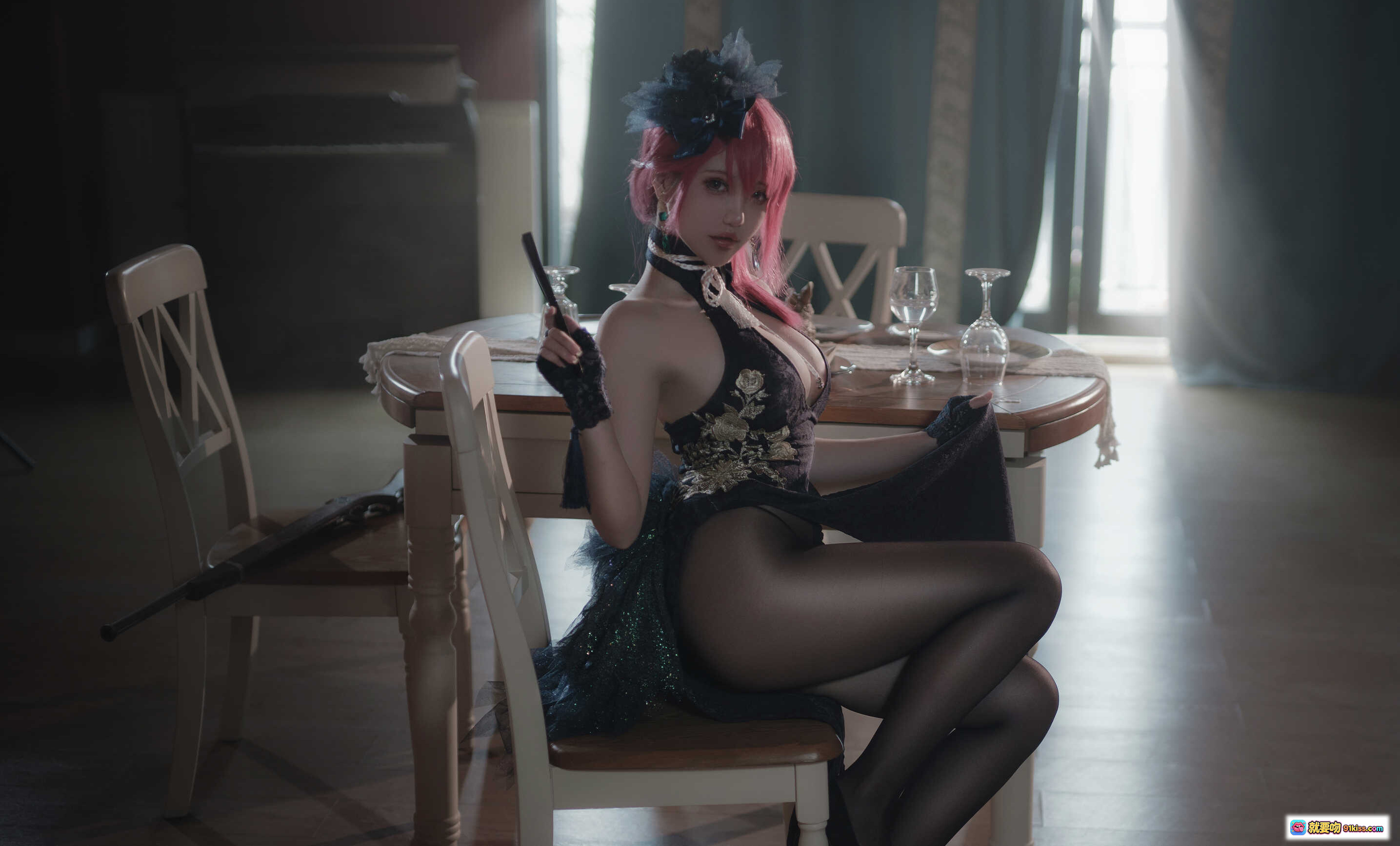 图片[10] - 阿薰kaOri NO.004 黑太子旗袍写真｜粉发美女持扇优雅坐姿｜性感黑丝高开叉旗袍造型｜室内复古风摄影20P高清图集 - 就要吻