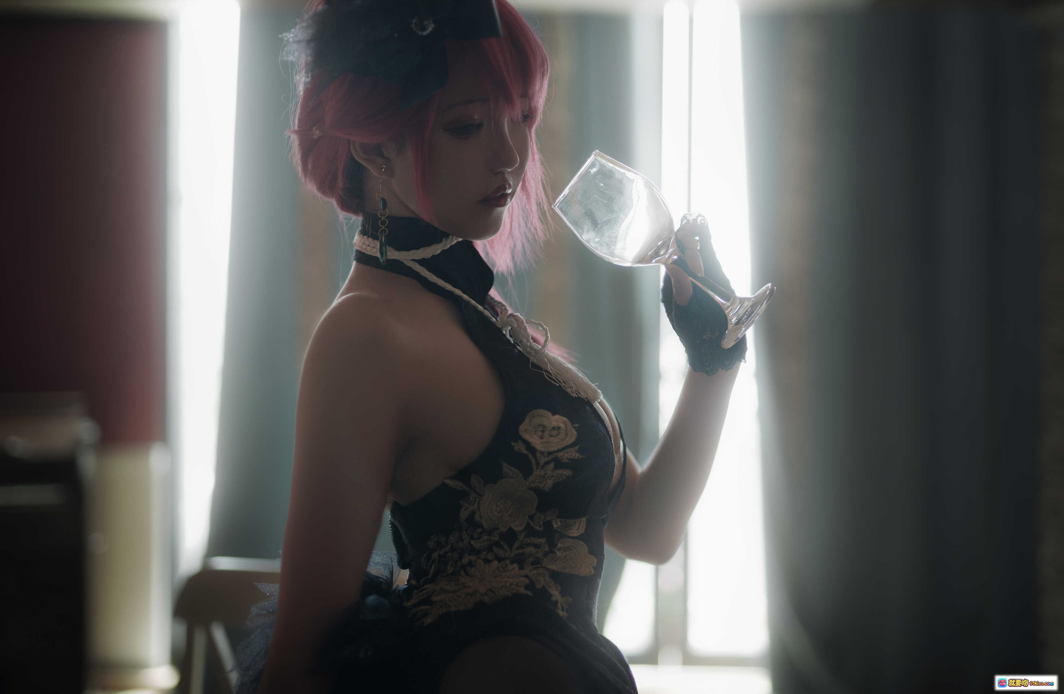 图片[4] - 阿薰kaOri NO.004 黑太子旗袍写真｜粉发美女持扇优雅坐姿｜性感黑丝高开叉旗袍造型｜室内复古风摄影20P高清图集 - 就要吻