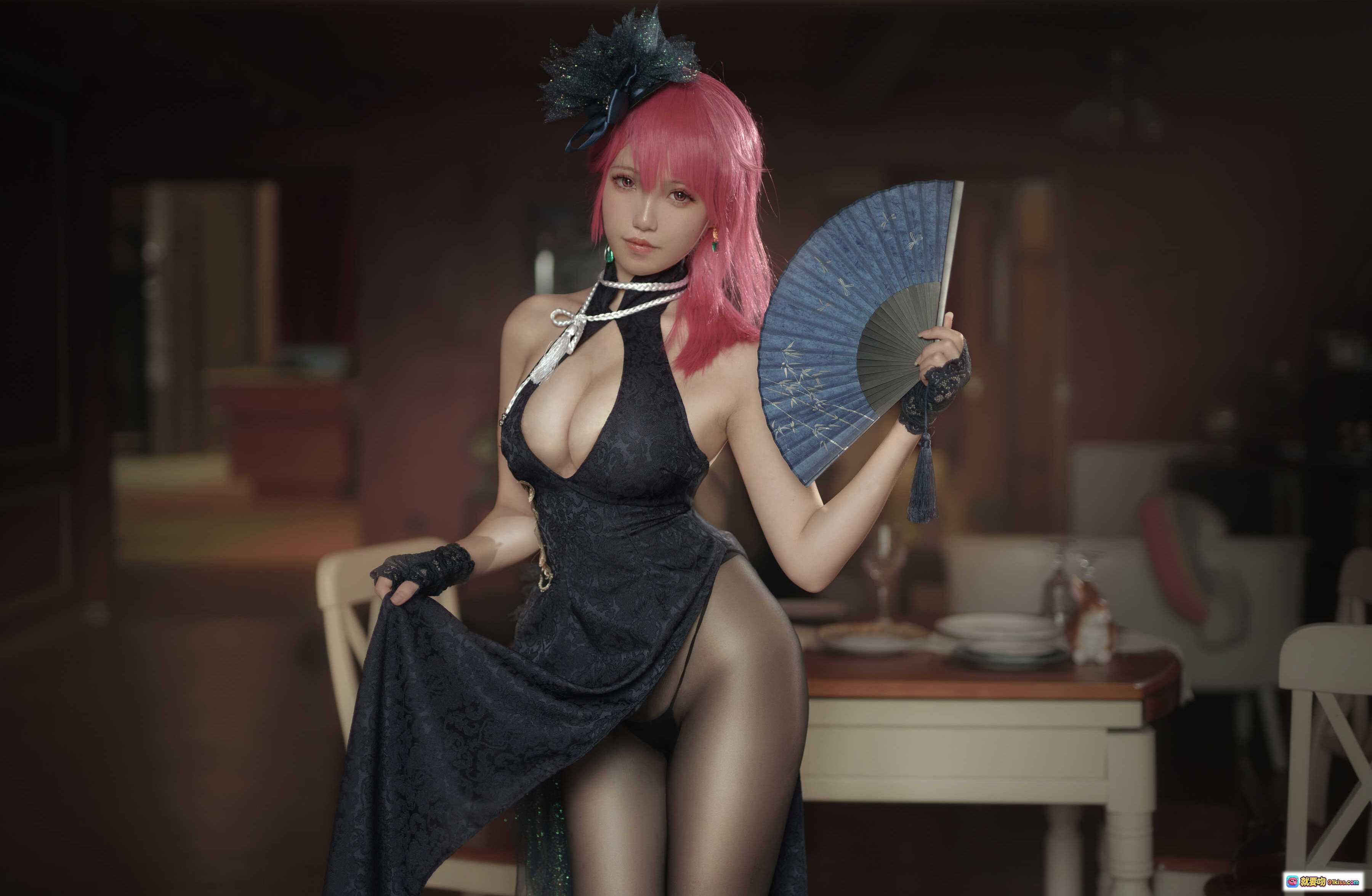 阿薰kaOri NO.004 黑太子旗袍写真｜粉发美女持扇优雅坐姿｜性感黑丝高开叉旗袍造型｜室内复古风摄影20P高清图集 - 就要吻