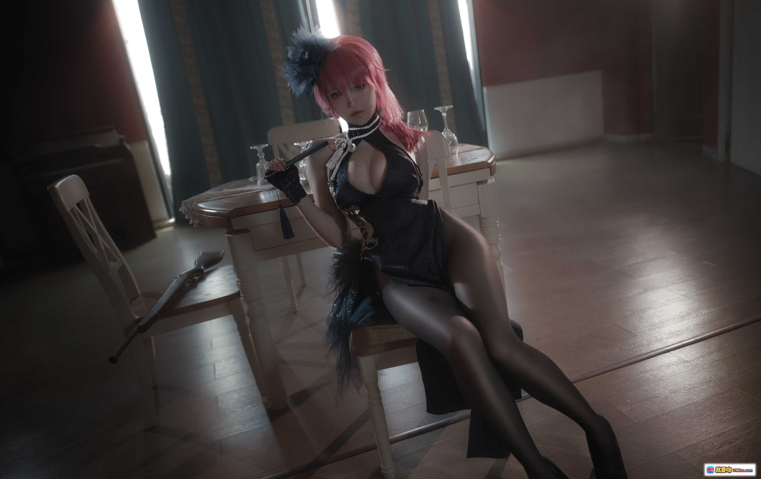 图片[7] - 阿薰kaOri NO.004 黑太子旗袍写真｜粉发美女持扇优雅坐姿｜性感黑丝高开叉旗袍造型｜室内复古风摄影20P高清图集 - 就要吻