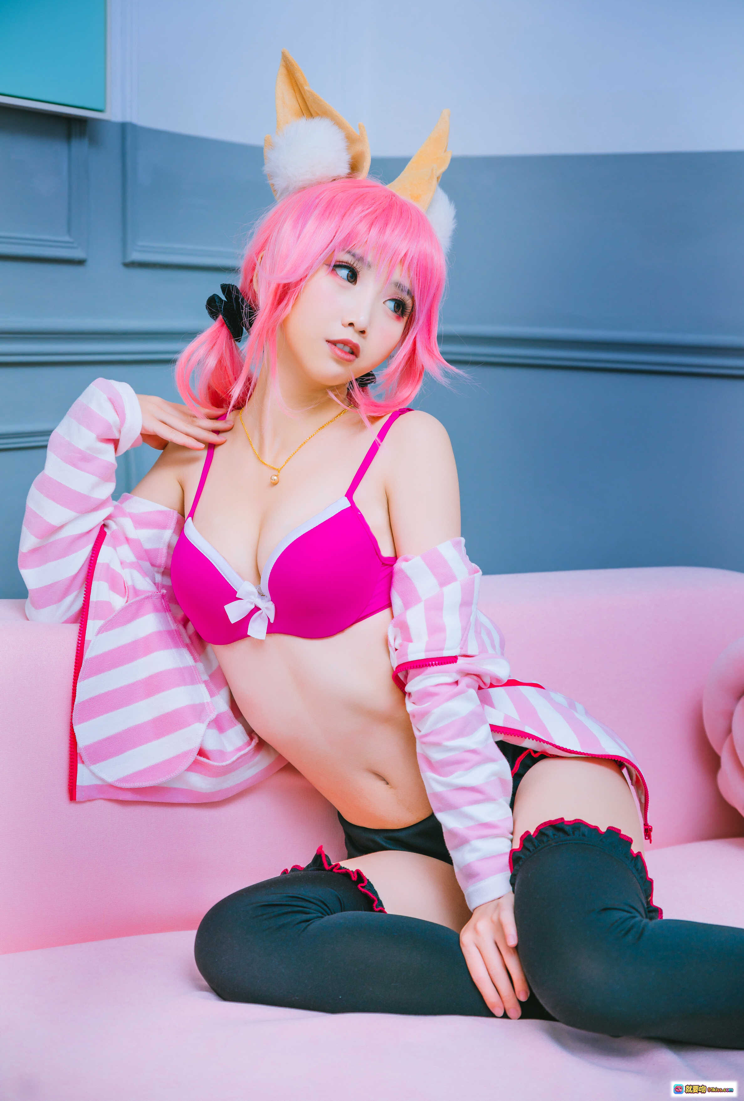 面饼仙儿NO.037玉藻前日常Cosplay粉发狐耳少女粉白条纹上衣黑袜写真16P - 就要吻