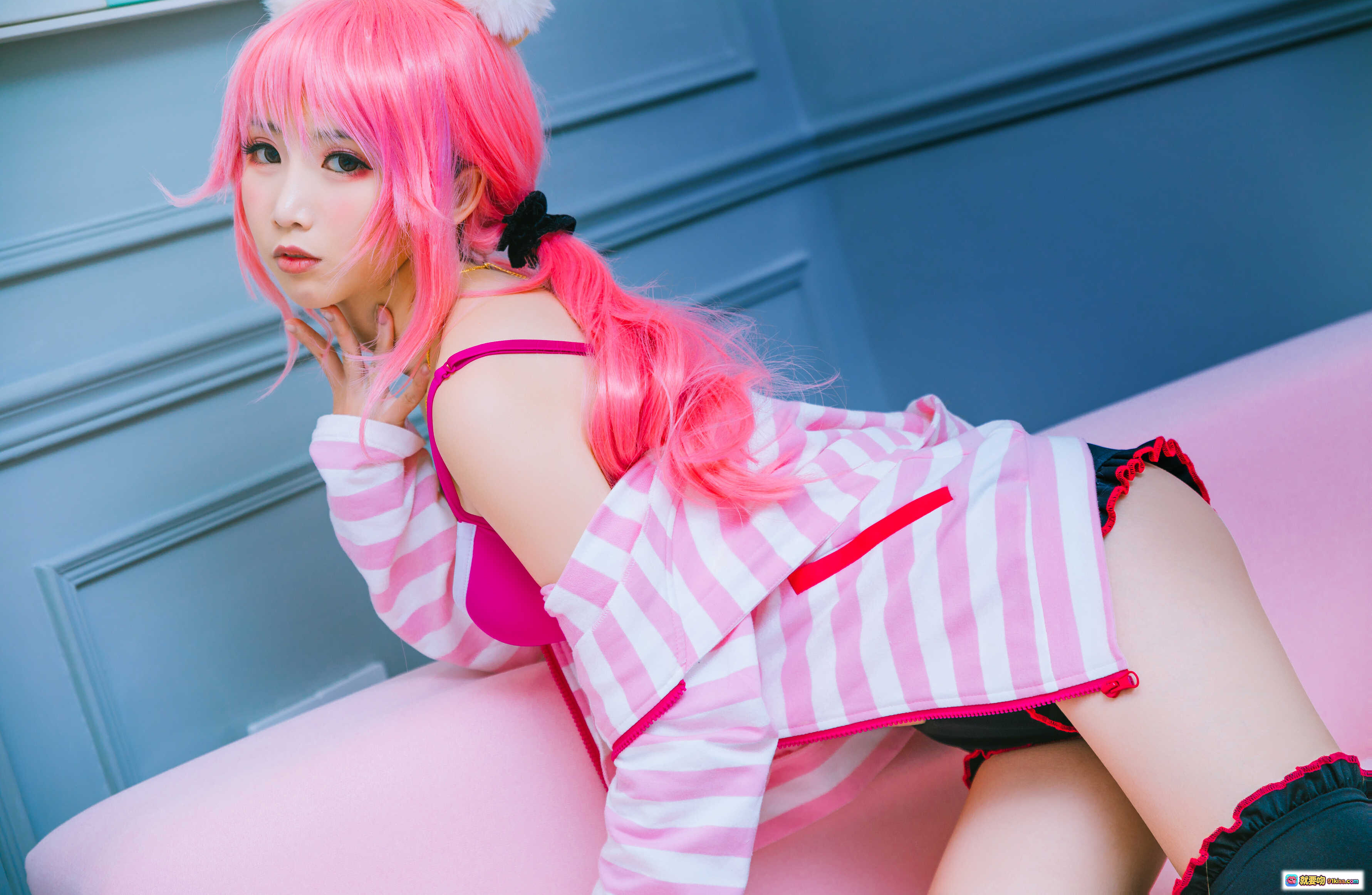 图片[2] - 面饼仙儿NO.037玉藻前日常Cosplay粉发狐耳少女粉白条纹上衣黑袜写真16P - 就要吻