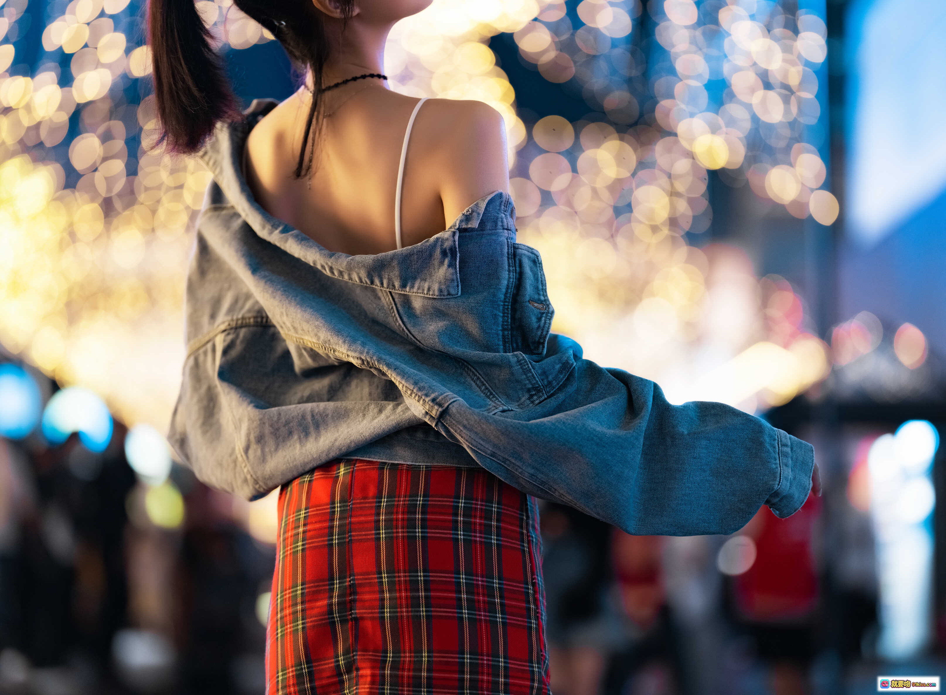 图片[1] - 都市夜恋少女背影写真｜牛仔外套红格裙｜霓虹灯海氛围感｜木绵绵OwO NO.064 26P高清图集 - 就要吻
