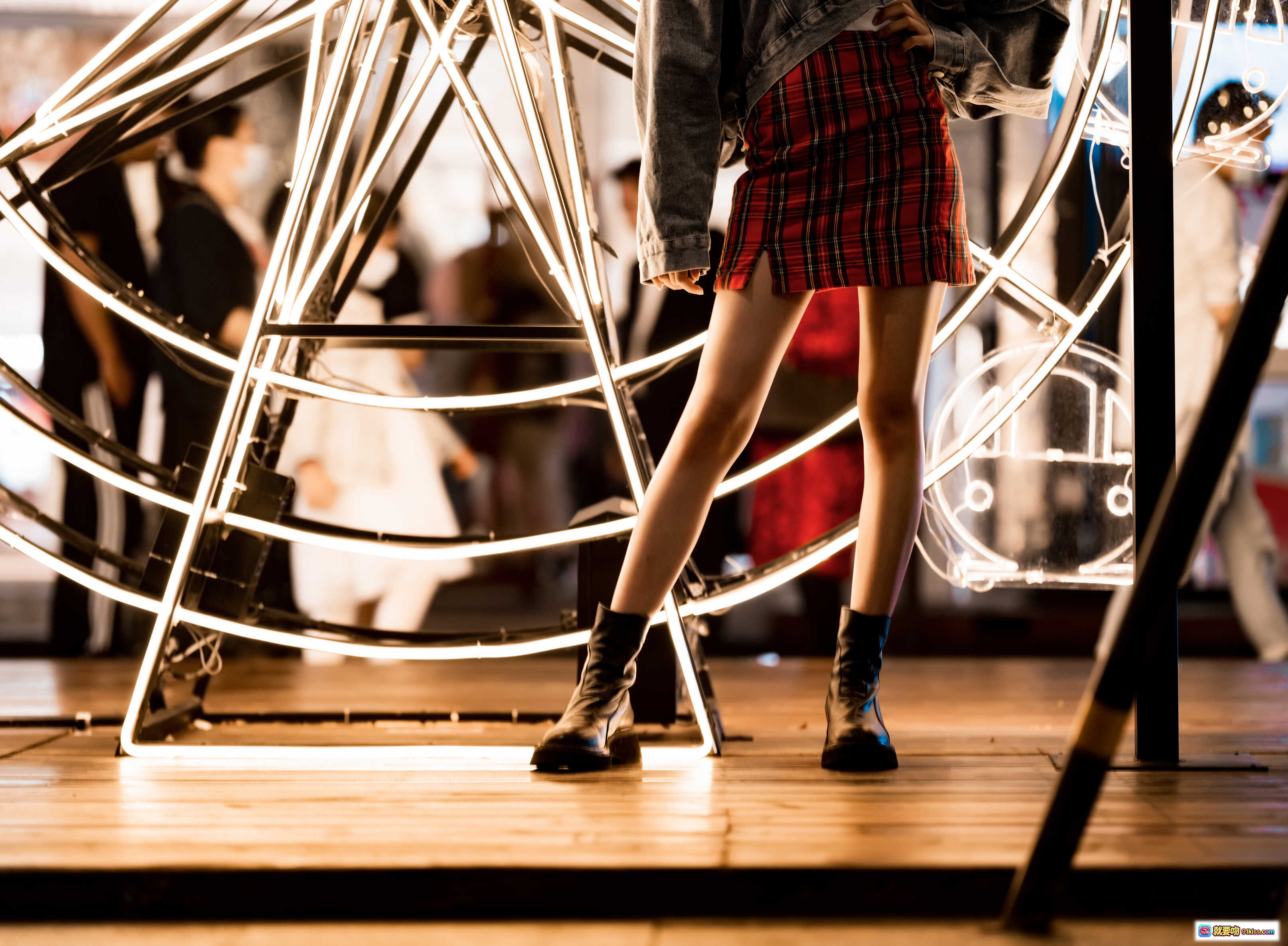 图片[5] - 都市夜恋少女背影写真｜牛仔外套红格裙｜霓虹灯海氛围感｜木绵绵OwO NO.064 26P高清图集 - 就要吻