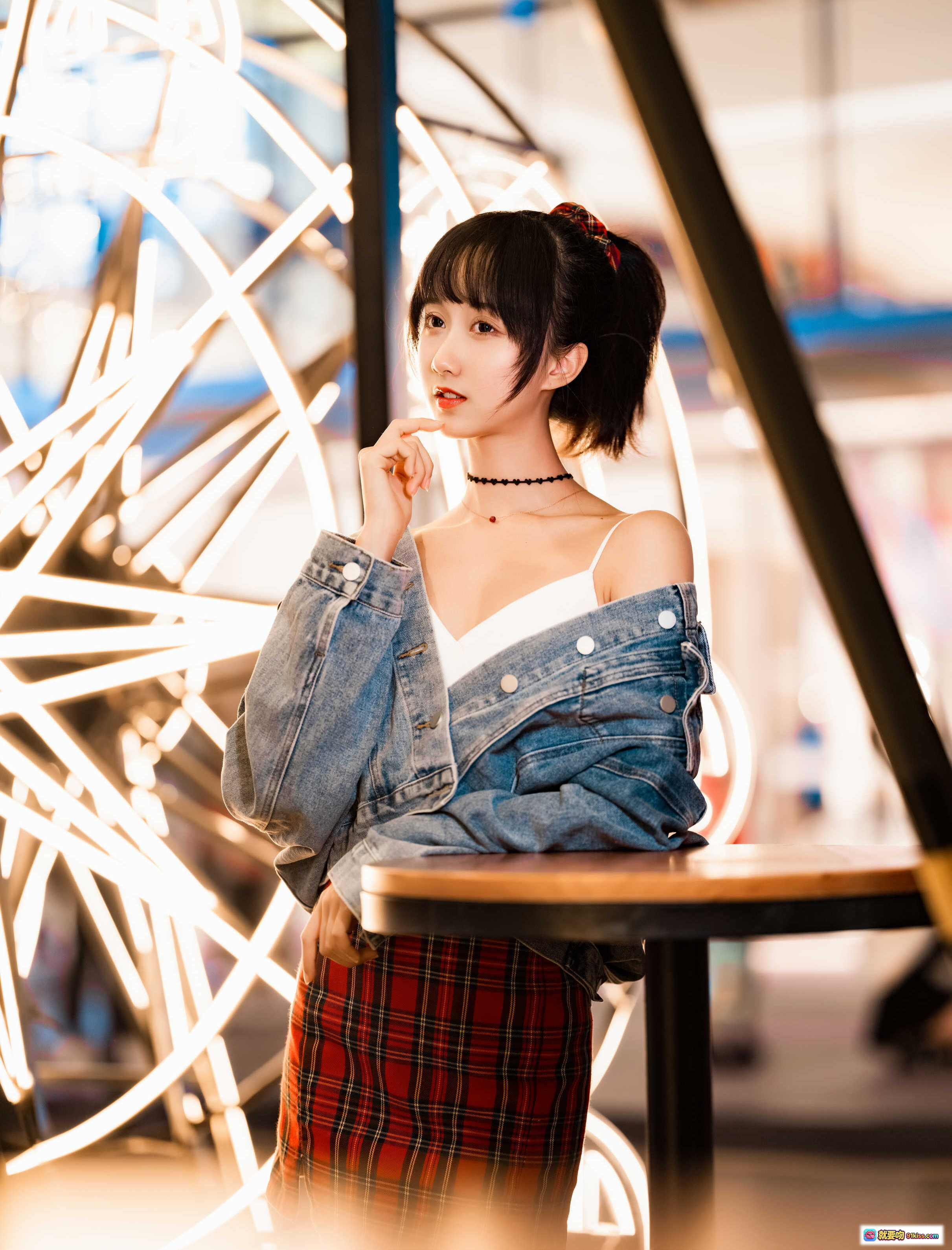 图片[10] - 都市夜恋少女背影写真｜牛仔外套红格裙｜霓虹灯海氛围感｜木绵绵OwO NO.064 26P高清图集 - 就要吻